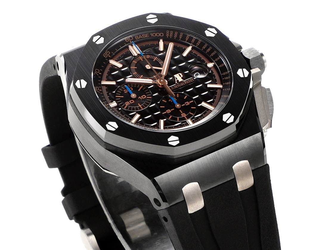 表盘以爱彼经典的大格纹为背景，一个个层次分明的方格排列，经过完美的打磨，将尽善尽美体现得淋漓尽致。三点位的日历表盘，在蓝宝石玻璃凹透镜的作用下，TPE扩大效果与原版一般无二。每一根大小表针，无论从各个角度来看都没有出现毛刺现象，这一点解决了大部分强迫症表友一直存在的烦恼！刻度与表针中间部位都采用瑞士进口夜光粉，每一个个体都做到手工填充，均匀饱满度是机器填充远远比拟不了的，亮度与发光颜色与原版几乎一致！机芯方面采用7750改3126的计时机芯，十二位的小秒，六点位和九点位的12小时计时与30分钟计时，完美的还原了原版的所有功能，经过JJF团队的精密打磨，大大提升了7750基础机芯的稳定性，缓解了一直以来计时机芯款式空有其表的尴尬现象！做到无可挑剔，堪称天花板级别，欢迎广大表友品鉴！💯🔥