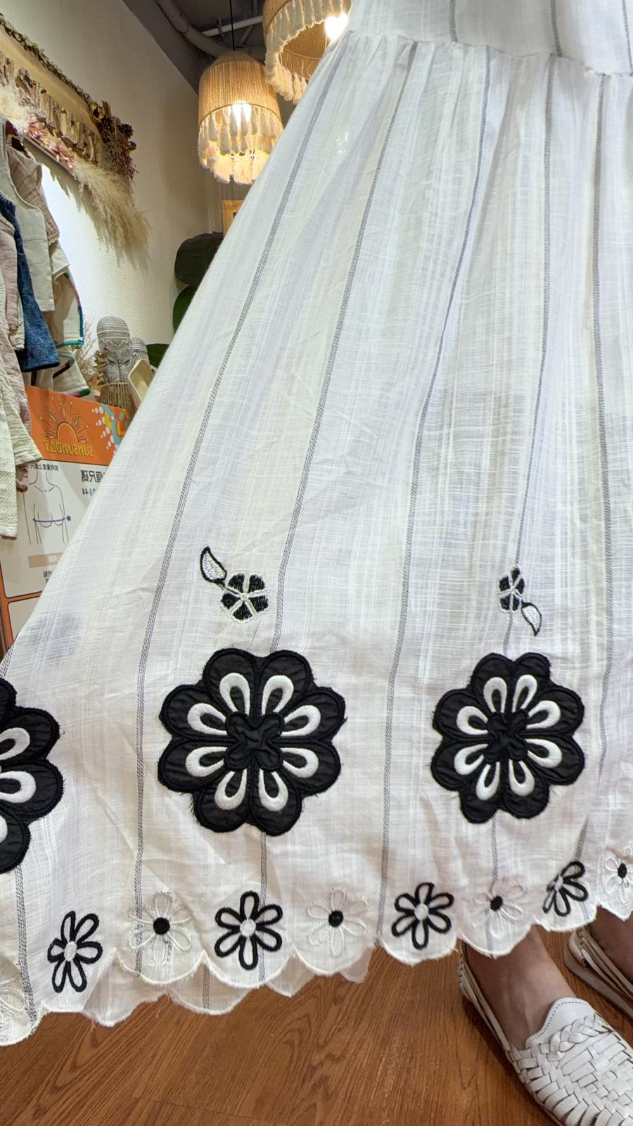 PKT 2638 Soft White With Black Emb Flower OP 50"