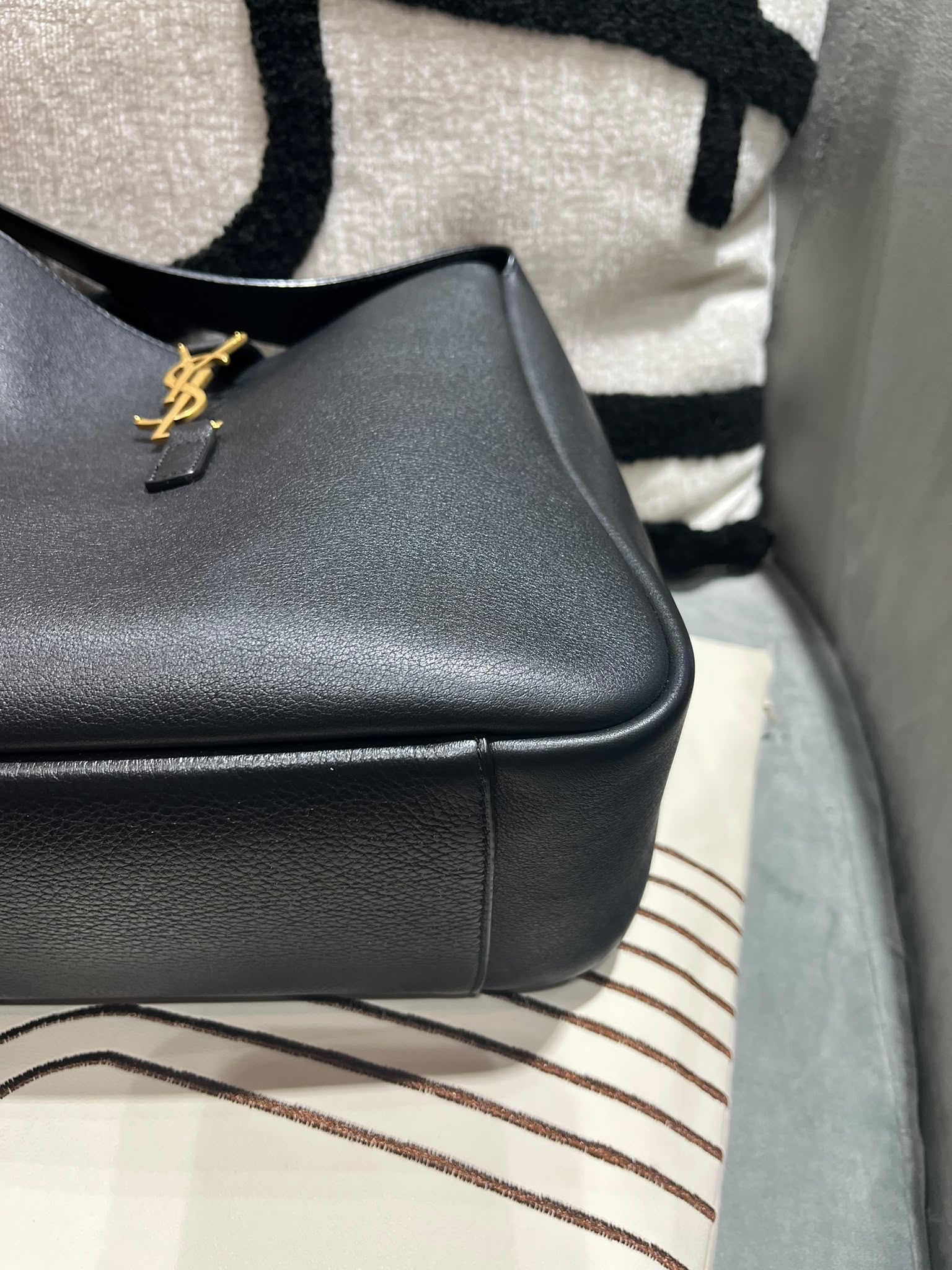 Saint Laurent Le 5 à 7 Supple Small Hobo 100%Authentic,98%New✅Dust bag 