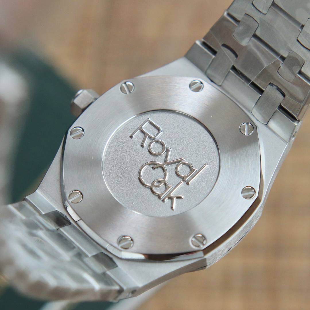 🚀原单AUDEMARS PIGUET爱彼 皇家橡树系列67女士石英腕表 独家原版拆解开模 所有配件均可原版互换使用，搭载原装瑞士F04111石英机芯。走时精准！全程CNC打磨，多次校对调整版型，棱角分明。表壳直径33MM,多边形状表圈与表壳精密相合，表圈以六边形螺丝栓固定在表壳上（圈口镶嵌精美施华洛世奇钻，璀璨夺目）表带链节精致规整，链节经过上百次细致的打磨处理，呈现出完美的纹理。折叠式表扣开合简单，佩戴方便。腕表表耳处呈弯折状，可以保证腕表与腕部更加贴合。表盘镌刻“Grande Tapisserie”大方格纹装饰，搭配荧光立体时标和皇家橡树指针，宽大的指针和时标让读时简单清晰。三点位置日期显示窗口，以阿拉伯数字显示。腕表为密闭表底，表底上镌刻皇家橡树系列的英文名称“Royal Oak”字样✨🔥