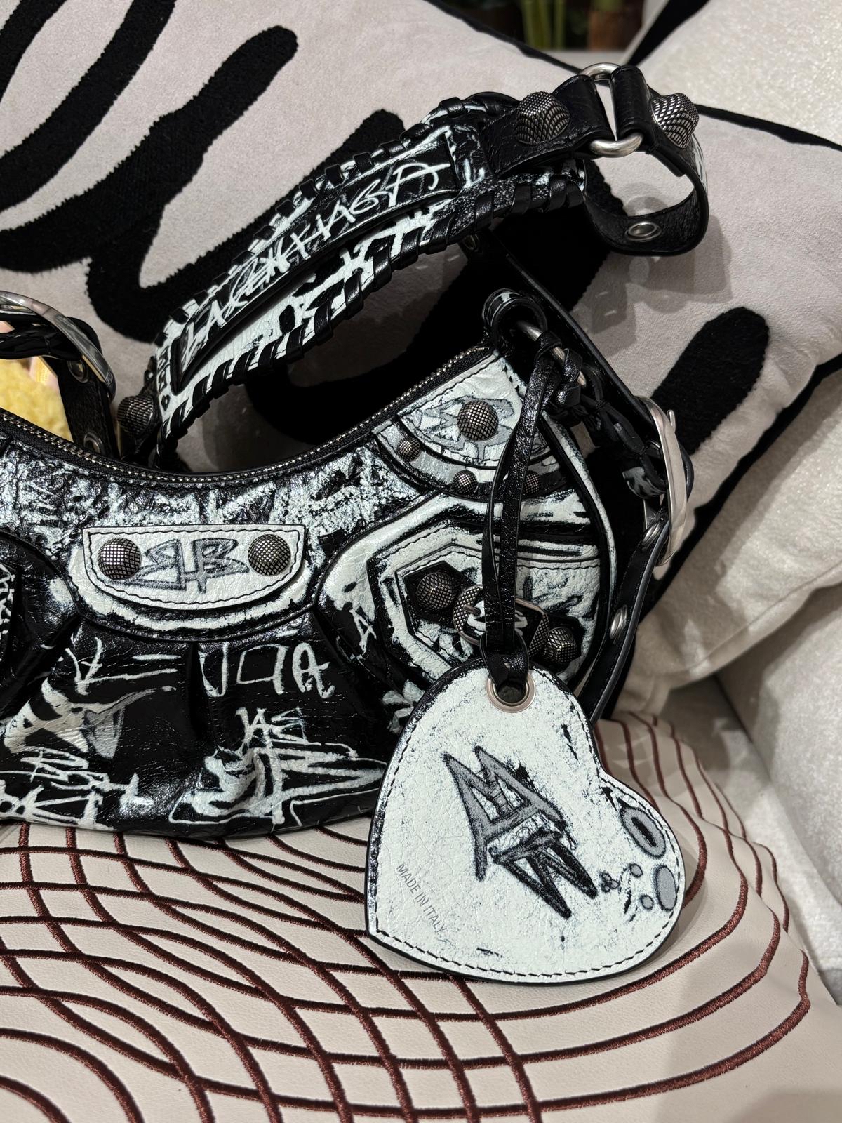 Balenciaga Shoulder Bag 100%Authentic, 98%New ✅Dust bag