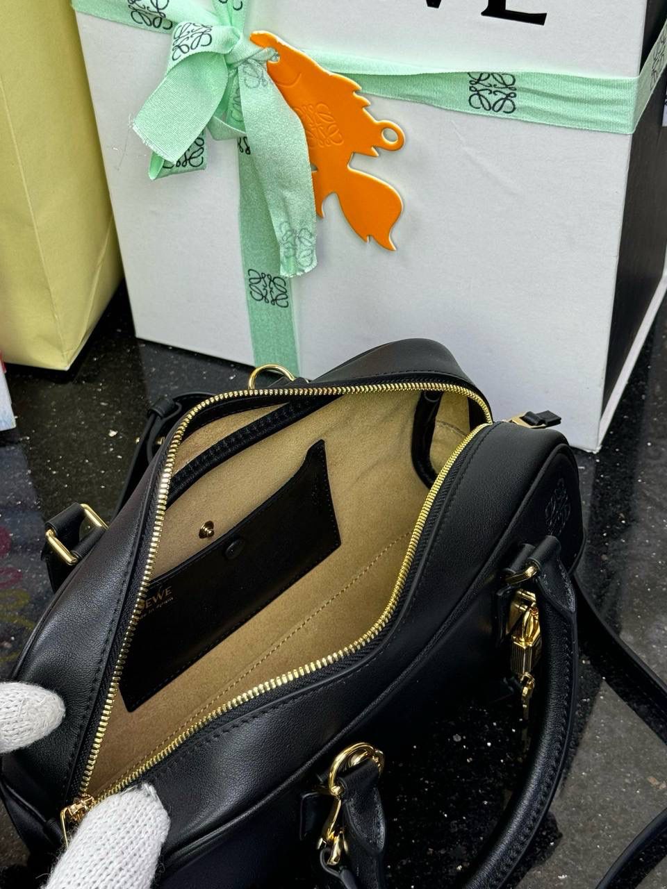 🎈𝗔𝗺𝗮𝘇𝗼𝗻𝗮 23 𝗖𝗿𝗼𝗽𝗽𝗲𝗱保龄球包 ——【杨幂同款‼️独家新品】 尺寸：𝟮𝟯-𝟏𝟏-𝟏𝟎𝗰𝗺 编码：012404 【配全套礼盒】 ❤️采用超柔纳帕小牛皮•延续标志性𝘈𝘮𝘢𝘻𝘰𝘯𝘢标识搭配小挂锁🔒作为新图标•重塑为修长法棍比例。 ❤️外部双拉链设计•搭配可调节可拆卸的长肩带•多样化背法😎容量大•小巧包型为当下时尚之追求。