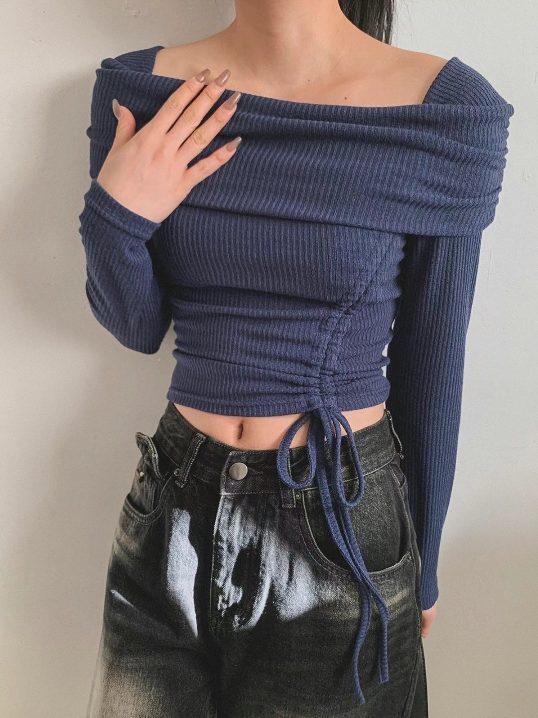 【 Goodbye Winter🫧不規則領口綁帶直紋上衣💗】 Irregular Neck Top 