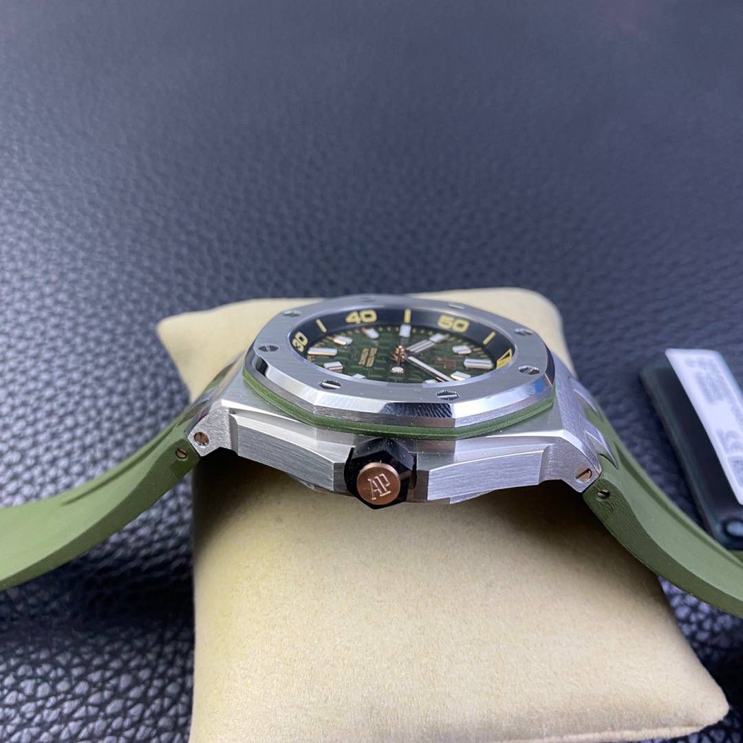 新款亮相 爱彼潜水表——新款爱彼15720！腕表尺寸42mmX14.2！ 1:表壳采用精钢表壳，搭配防眩光处理蓝宝石水晶玻璃表镜和表底，黑色陶瓷旋入式表冠，全部数据材质采用正品扫描对标。 2:机芯采用9015改全新的Calibre 4308自动上链机芯，走时稳定，无售后忧虑 3:独家最强机芯夹板打磨，更加立体。全新特调陀片颜色 4:最人性化的活动头粒缓冲，确保吻合正品 5:表盘镌刻“Méga Tapisserie”超大格纹装饰，搭配荧光立体时标和皇家橡树指针，黑色旋转内表圈搭配米色0至15分钟区域 6:采用进口夜光填充，最持久的夜光和最齐的内应刻度 7:原装一致倍数放大镜日历窗口，超强通透性 8:表带采用最新款开模的进口橡胶带，无论纹路颗粒还是质量全部吻合正品，质感更高级。 功能走时精准稳定！