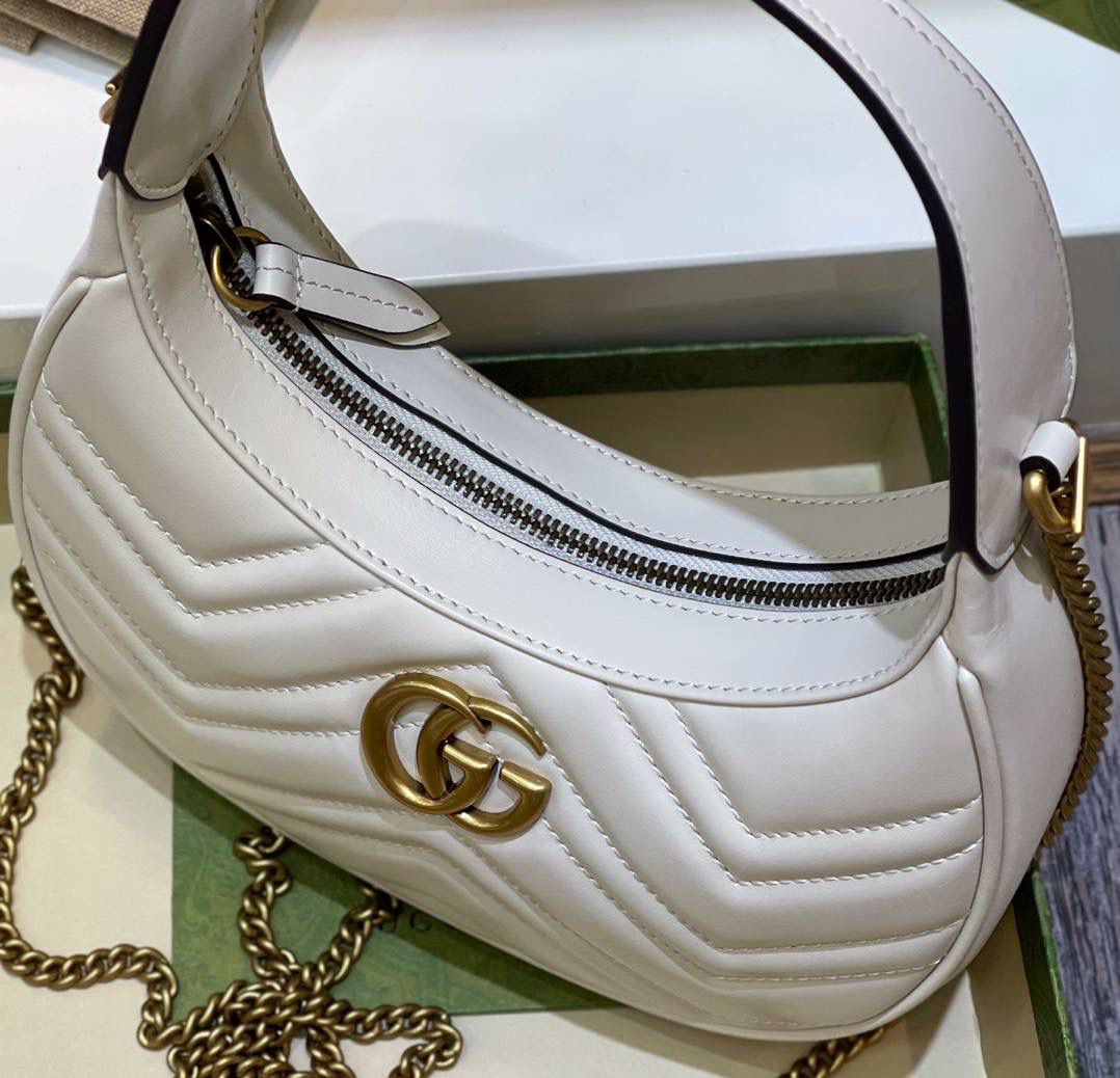 ✈️✈️✈️🔥𝐌𝐚𝐫𝐦𝐨𝐧𝐭系列半月包# ▫️型号：699514 ▫️尺寸：21.5*11*5cm 马尔蒙系列腋下包经典回归 四季热卖款，以月牙造型为特色，原厂牛皮立体绣花工艺饱满度很赞➕全铜五金❗️包包的轮廓很贴切身体的线条，可腋下手拎斜挎，性价比超高的一只.简直就是行走的种草机！788590