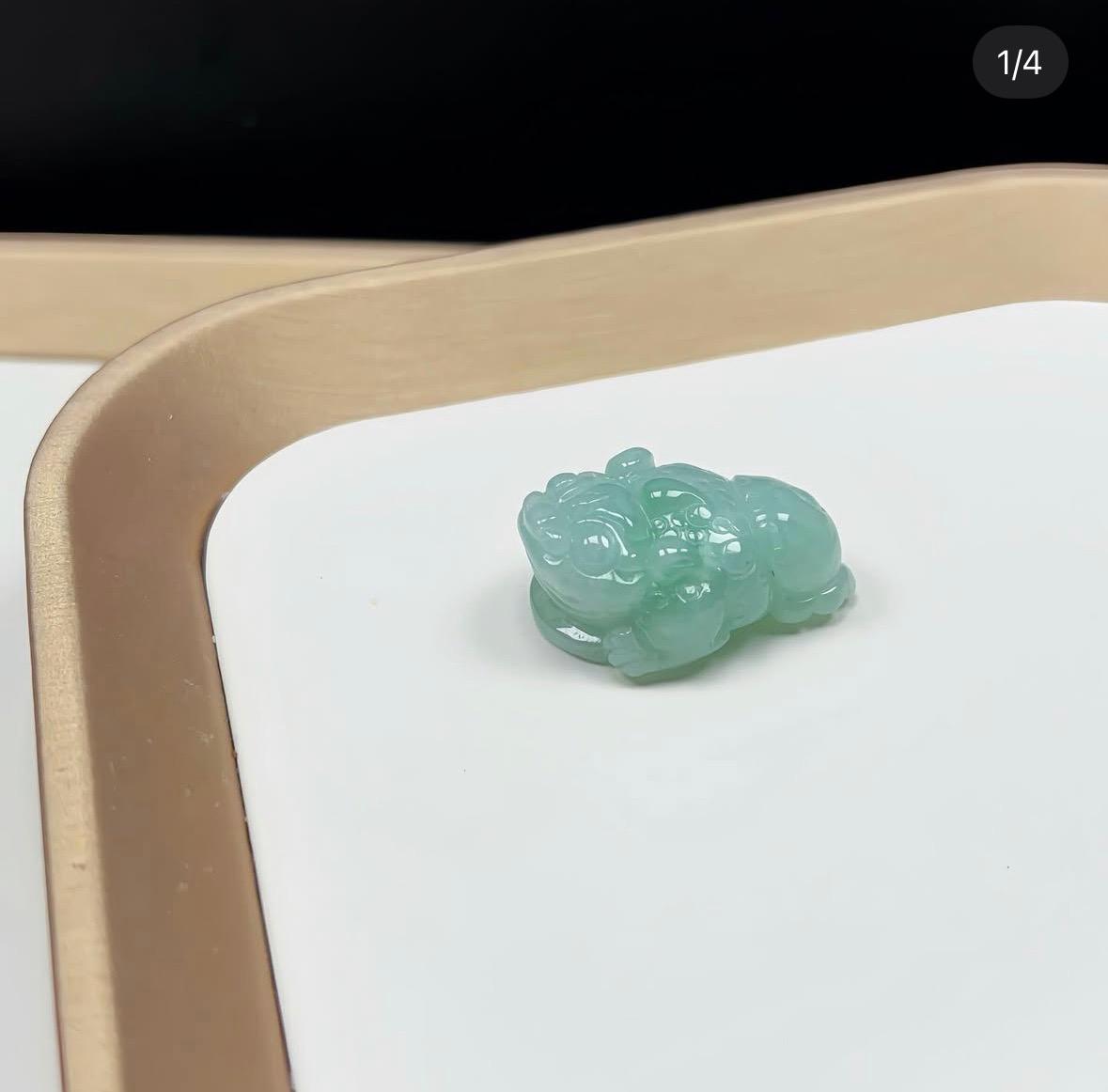 翠綠翡翠三腳金蟾玉吊墜