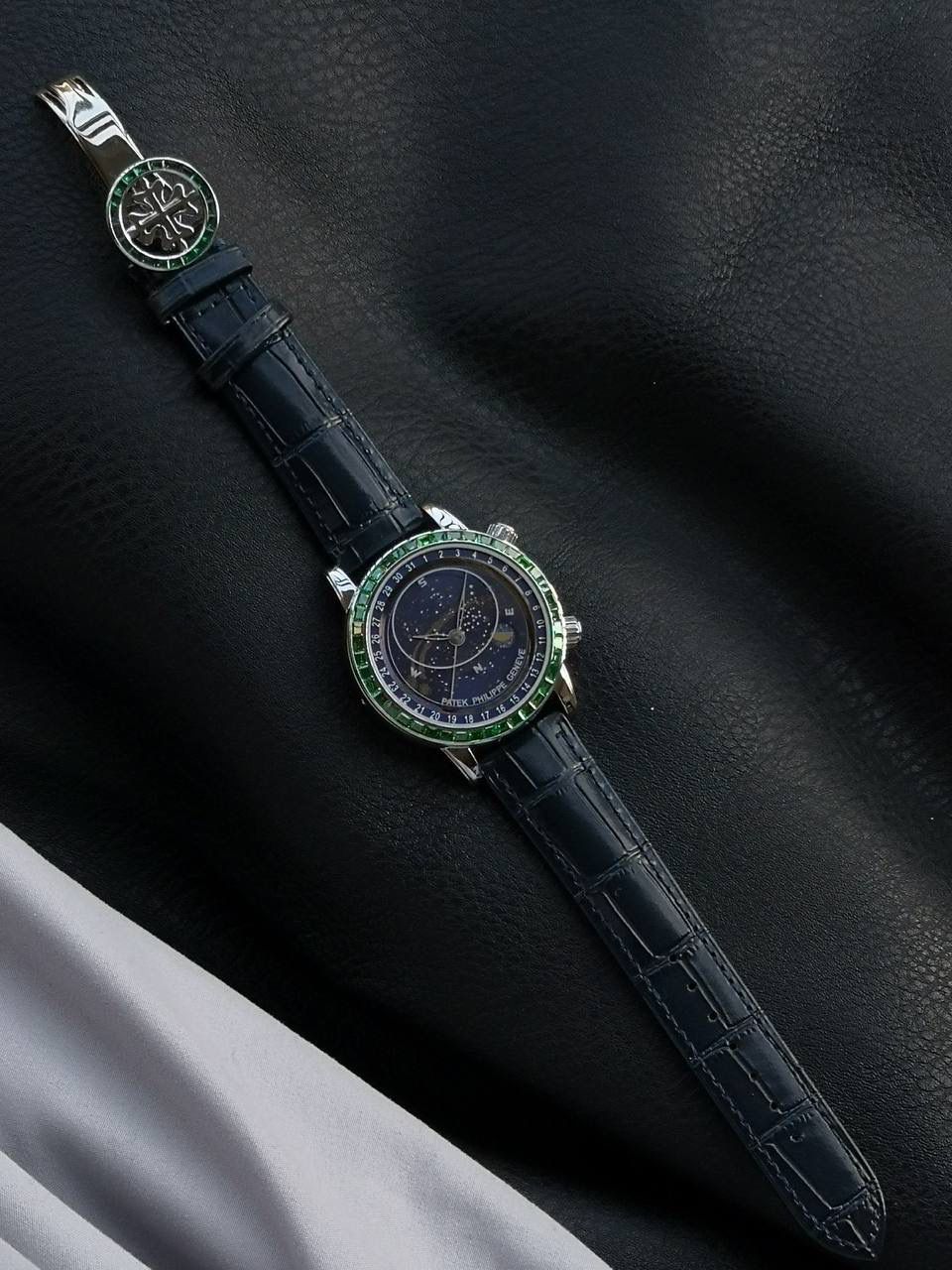 百达翡丽PP-6104G 日内瓦苍穹系列 市场顶级复刻神作震撼来袭！ 搭载原装进口miyota全自动机械机芯改制Cla.240机芯，搭配原装珍珠18K金自动锤，走时精准稳定，性能媲美正品；表圈镶嵌45颗璀璨宝石，表扣点缀28颗珍稀晶石，光影流转间尽显奢华质感；微拱形防眩目处理表镜，折射效果立体通透，让表盘细节清晰可见，质感再升一级💯💯