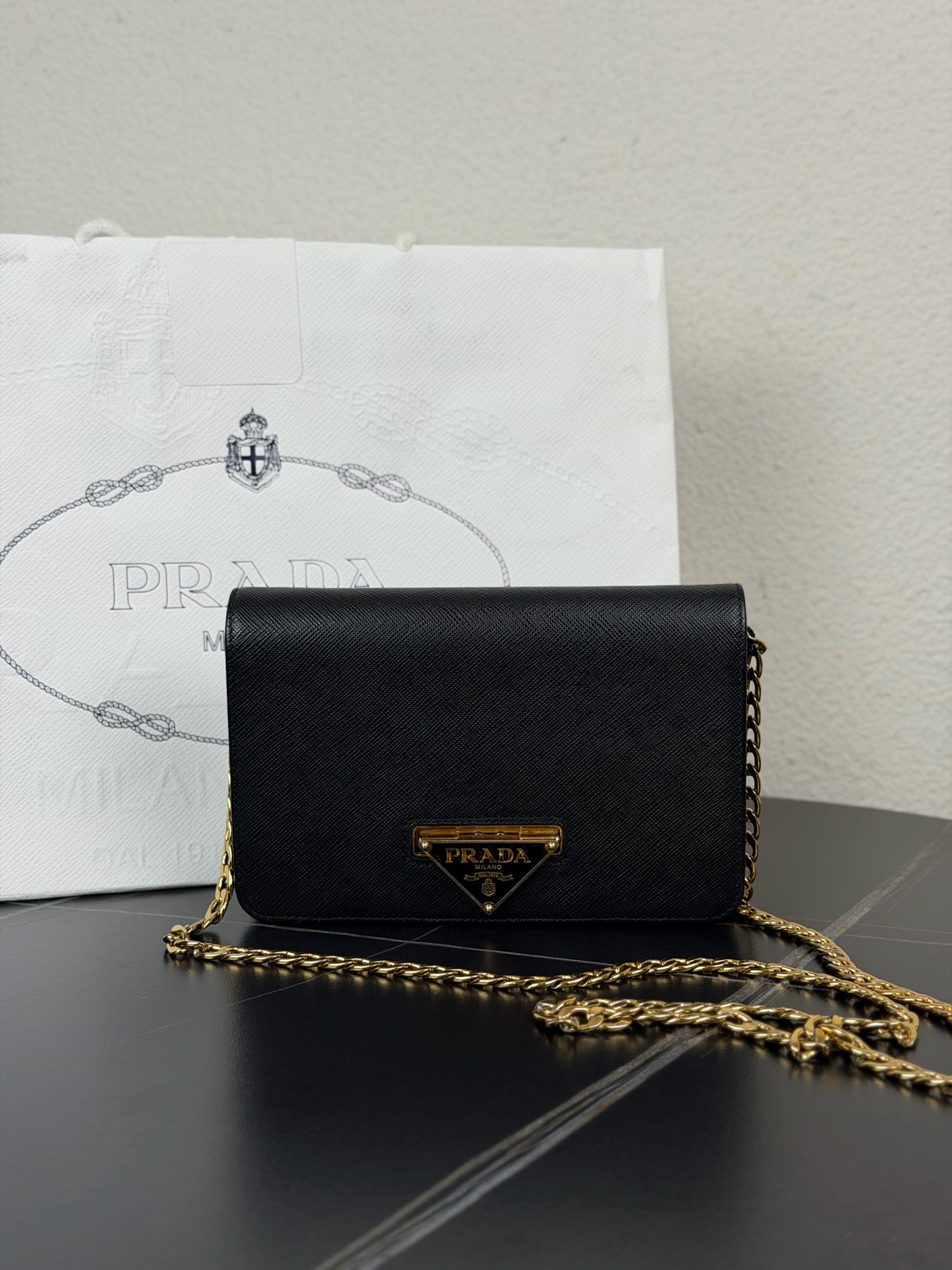 【預訂貨品】Prada三角標黑金配色woc