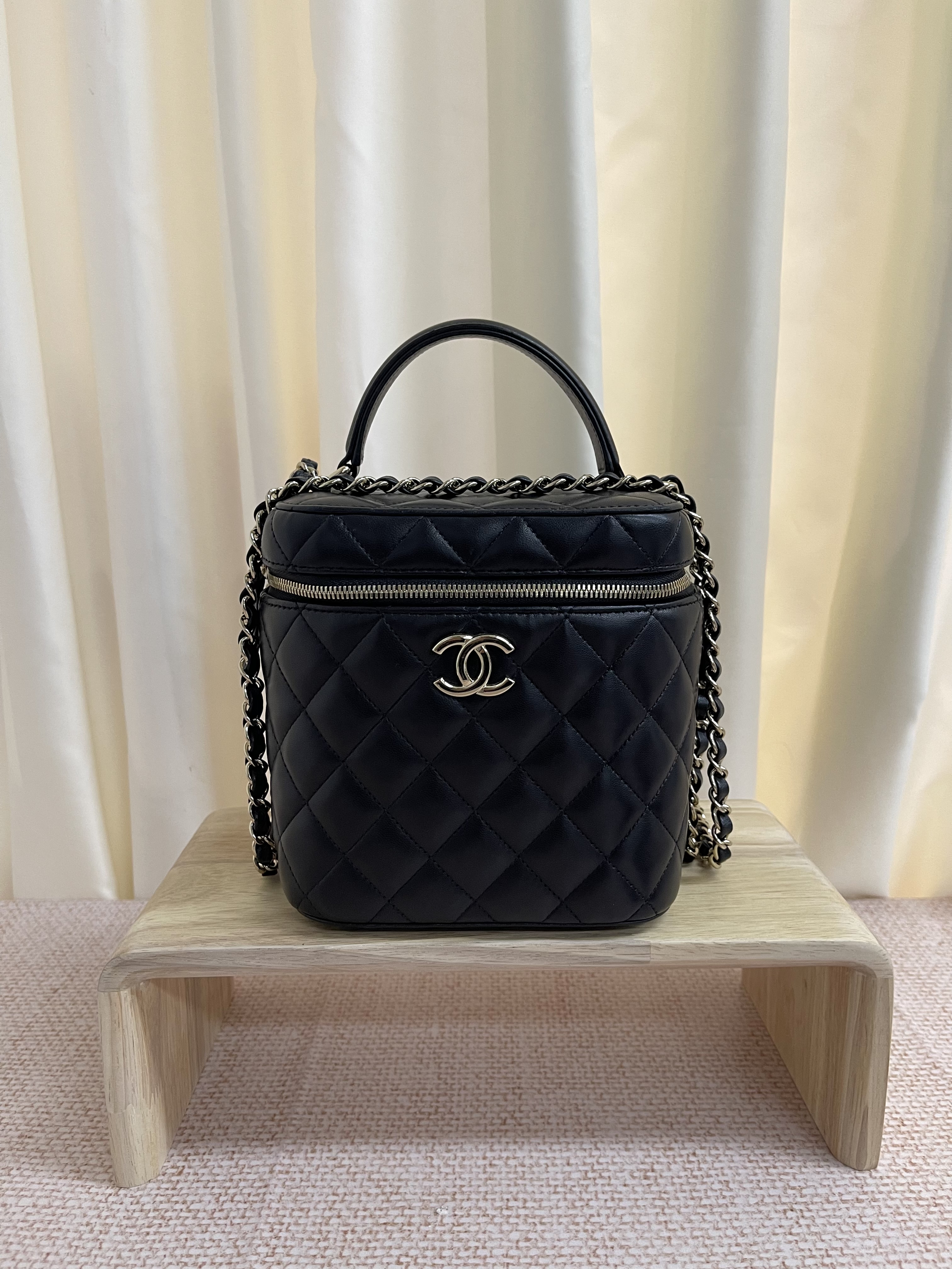 Pre-owned Chanel vanity case / 26NY101
