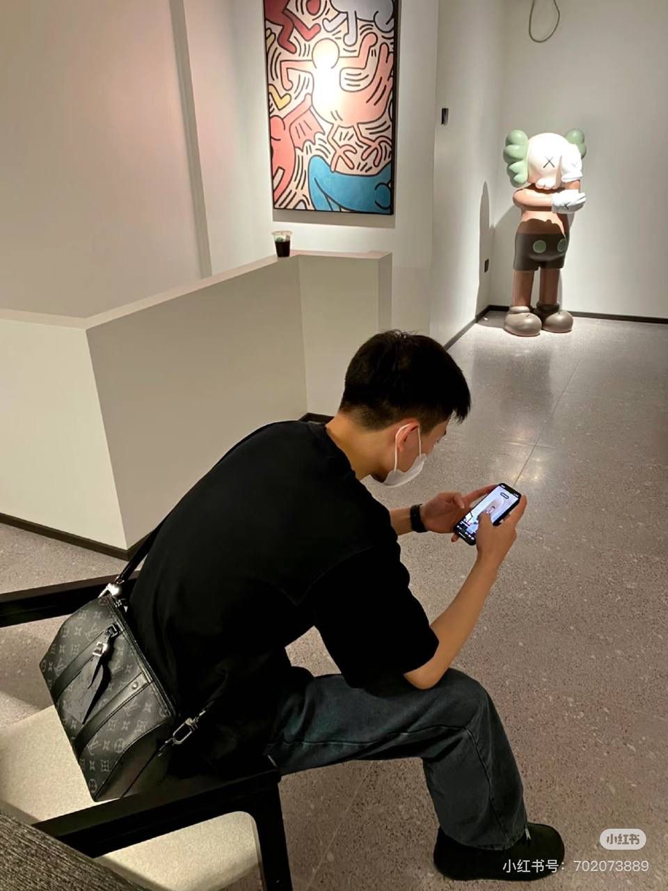 LV Keepall 黑老花系列 🖤✨ 潮男最爱款，男女都能背 😎 低调黑老花拼灰色，帅气又百搭， 小巧但很能装，随便一背就很有型，凹造型神器 💯 经典 Eclipse Reverse 帆布，老花两侧倒置设计，低调中带一点小巧思～牛皮包边＋宽肩带，背重也不累 👍配皮革手柄＋可拆可调节肩带，手提、肩背、斜挎都行 📏 尺寸 小号：25 × 15 × 11 cm 中号：35 × 17 × 21 cm