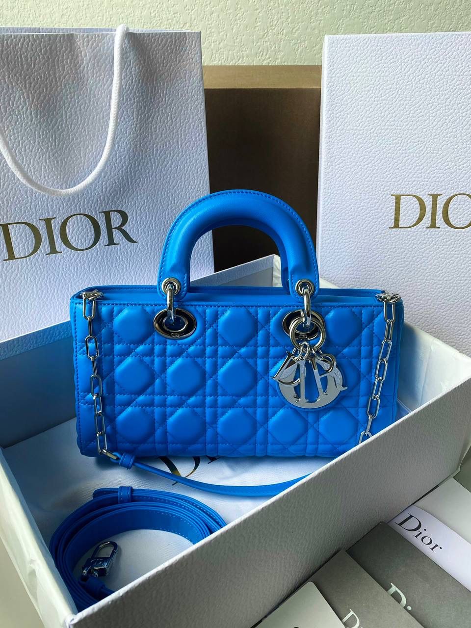 电光蓝中号💙💙 𝗗𝗶𝗼𝗿 𝗗-𝗝𝗼𝘆 𝗯𝗮𝗴羊皮新色 时尚果然就是轮回，回归了一把中古戴妃 长方包形，短链条➕细长肩带直接封神！！ 复古时髦感超强，真是什么场合都可以把住 绝对是lady中的天花板了，强势出圈啦姐妹们🤩 26 x 13.5 x 5cm