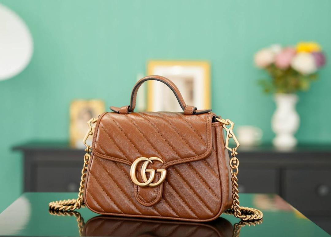 👜🔥Marmont系列绗缝手提包邮差包 焦糖色 21cm （原厂皮 全铜五金） 正品售价,500 独家原厂皮发售 限量级别 意大利原材料开发，这个大小简直是最完美的尺寸，什么随身携带的东西都可以轻松收纳，能手拎也可以单肩斜挎，自重轻，超级百搭不挑人~好看极了！！！ 官方款号 547260 尺寸大号：27x19x10.5cm 小号：21x15x8cm