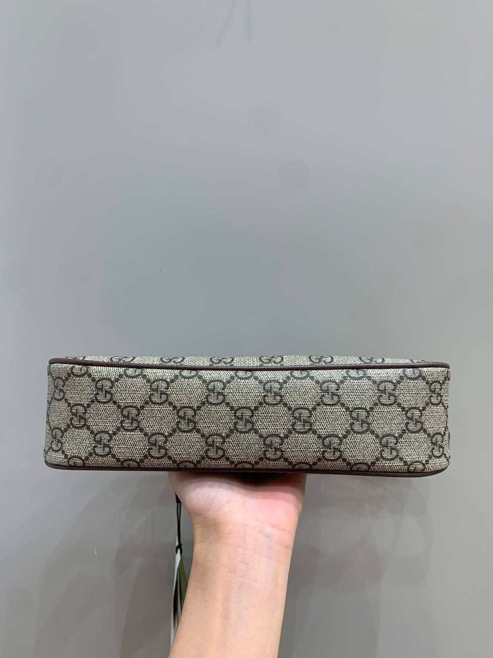 新背景实拍正品级 。新晋断货王🔥 这只腋下超级火，经典老花颜色永远不会过时，而且容量也很大，是当下最流行的腋下麻将包型，我觉得可以入手的原因是这种经典款不会只流行一季，而是随时间流逝历久弥新的设计理念！ 型号 735145 尺寸25/15/6cm