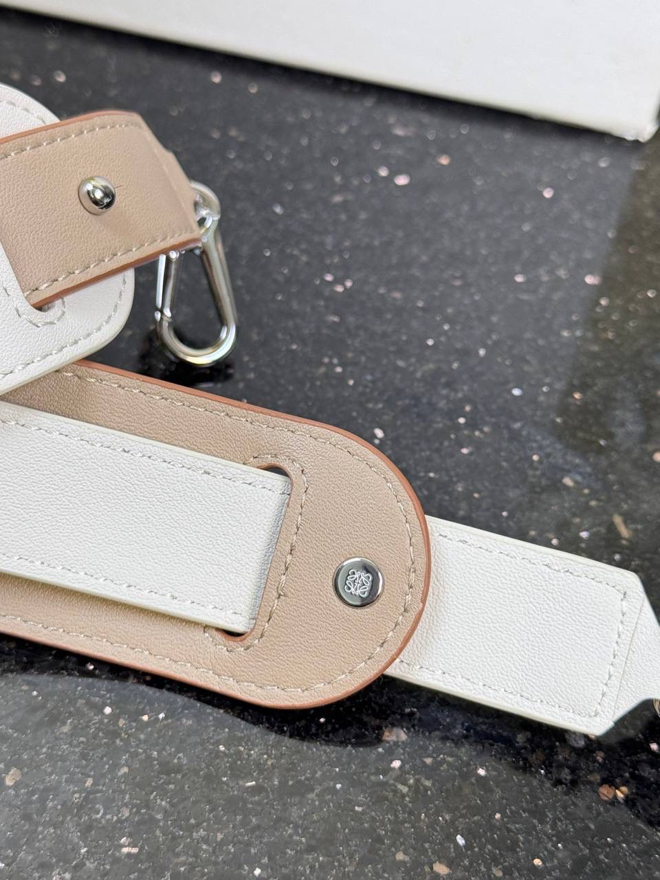 🎈新品牛皮可调节肩带 ➖➖➖➖【沙色拼色】👉🏻 编码：182323 尺寸：𝟏𝟒𝟑-𝟒.𝟓𝐜𝐦 撞色肩带绝绝子❤️正面饰品牌标志性Logo，调节长度为𝟖𝟎到𝟏𝟐𝟎𝐜𝐦