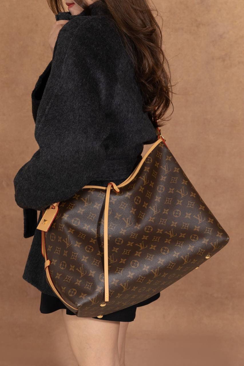 LV CARRYALL🎀 整体风格偏 休闲、随性、有点慵懒感，背上身直接爱上❤️ 字母包设计很贴心，不管是拿来当通勤包，还是妈咪包，都超级适合。容量大、很好装东西，而且又耐看又百搭，天天背都不会腻。 可以说是 又实用又好看的王者包款 了✨ 中号：尺寸 39×30×15cm 小号：尺寸 29x24x12cm 大小刚刚好，看起来大气又很实用。这款 Carryall 系列真的是爆款中的爆款，颜值超高，真的会让人一看就想要！从上市第一天开始就一直缺货，真的不是开玩笑的！！😍✨
