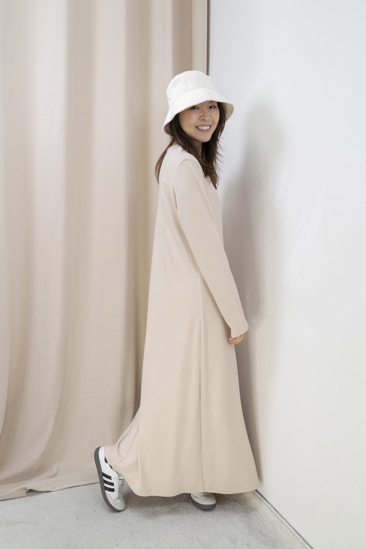 柔軟針織長版連身裙（杏色）