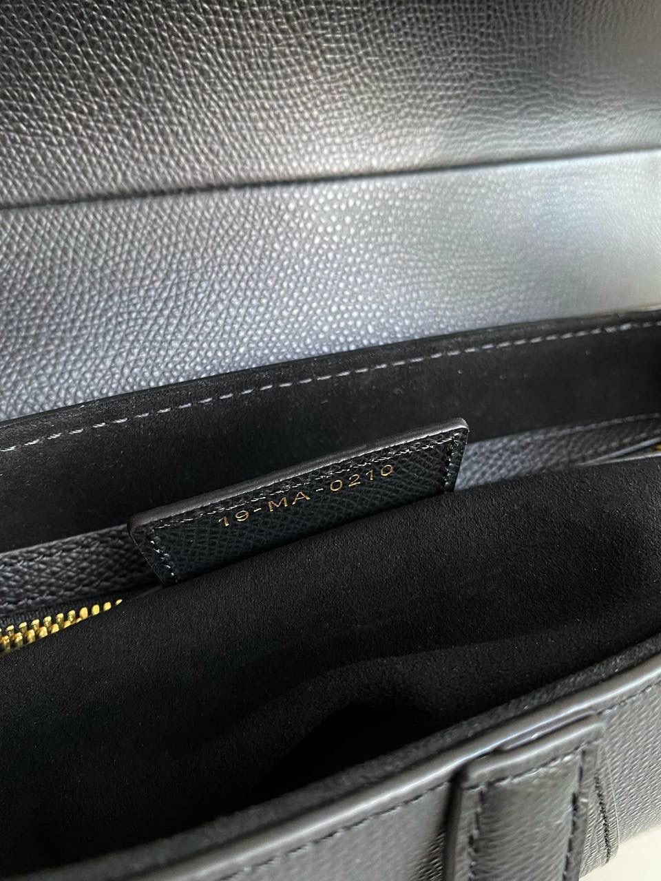 🈶掌纹黑大号（配肩带） 𝗖𝗗 𝗦𝗮𝗱𝗱𝗹𝗲 经典马鞍包 王者中的王者，地位不可撼动 席卷了整个时尚圈今年依旧火爆啊 这次新发售款推出自配备的细长肩带了！ 重点还是可拆卸可调节长度，爱惨！ 终于！不用再花钱去配搭，更是省下一笔 怎么能不冲！也再次把热度推向巅峰 大号：24×6×18cm，#8006m ⚠️肩带最长103cm，最短88.5cm 小号：17x5x15cm