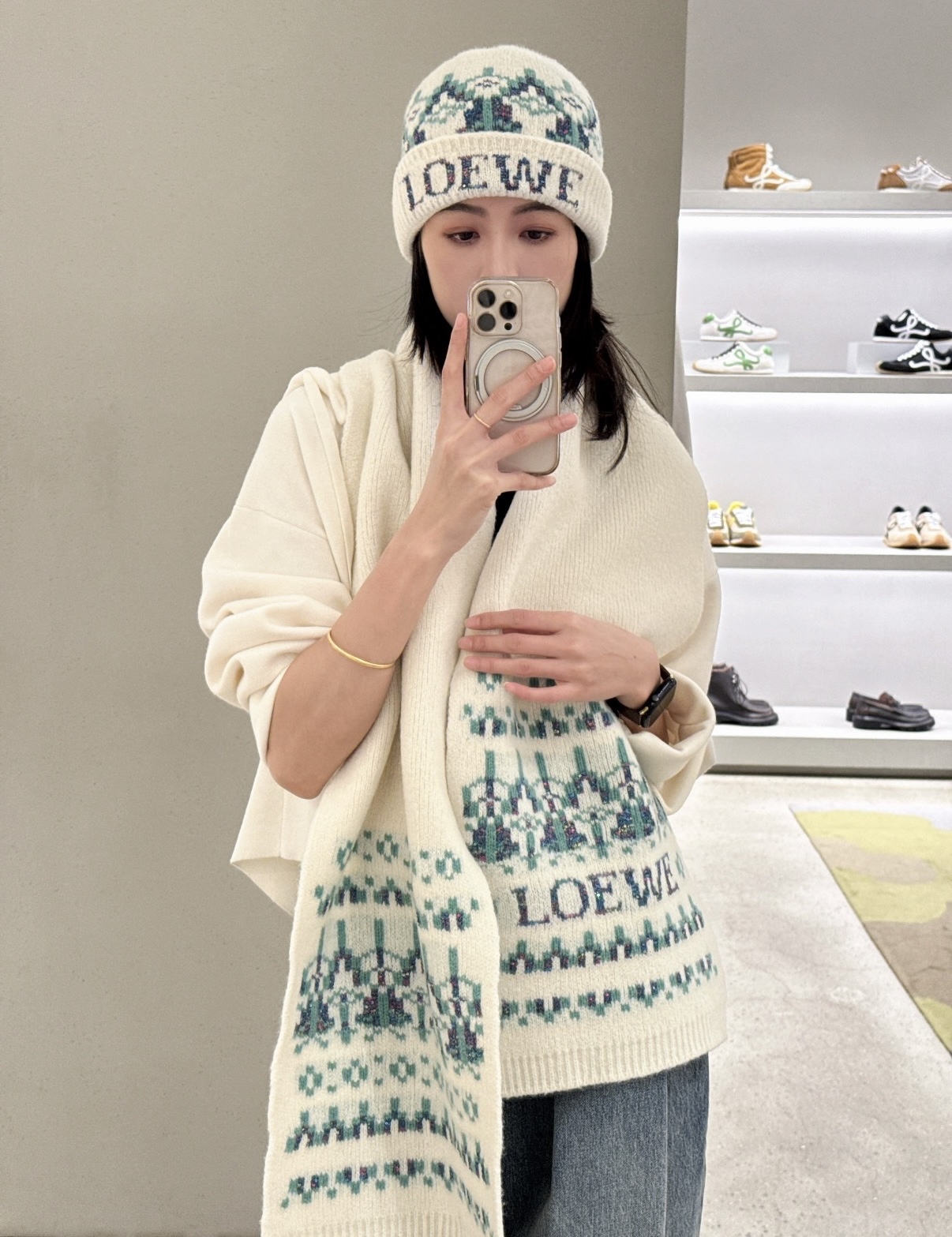 限時優惠✨訂貨🍒Loewe scarf 有閃珠片 Size 28x172cm   88% wool, 12% polyamide