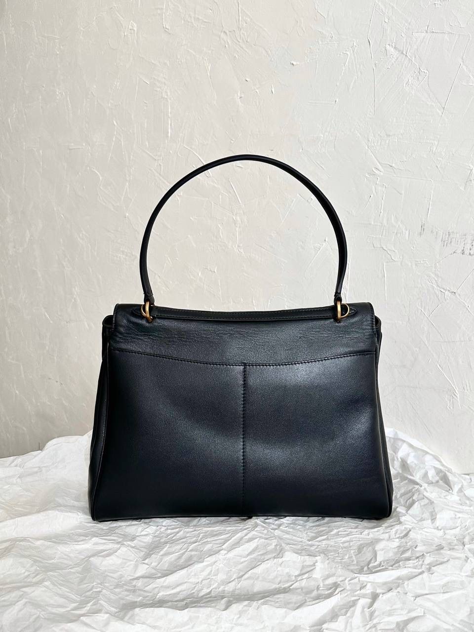 超级销量王🔥 ba1enciaga rodeo黑金中号🍙 准准的大爆款，大家都知道吧 哎呀，每次遇到这种超好看的大爆款 就很想在买版的那一刻 就立马能开发出来给你们背！ 去专柜试背了一下三个尺寸 160的个子觉得小号中号都可以 小号更优雅气质，手提斜挎都好看 中号就更松弛慵懒，腋下背好看！ 中号是可以放a4书本和13寸的笔记本的 163以上，喜欢大包的姐妹果断敢敢的冲大号！ 那个帅气不羁啊，救命 而且男生女生都能背，不挑性别 大号：39.8×29.9×12.9cm789744m 中号：35×23.3×10.9cm789772m 小号：28.9×20×9.9cm789779m mini：23×17×9cm795456m