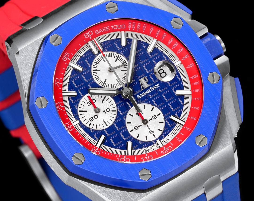 🚀皇家橡树离岸型26400/26238/26470系列正式登场！款式最全，做工最好的爱彼计时款腕表来了，有做工好的顶级货😍💯廉价的小厂货就别去考虑了！ 1，机芯采用12位小秒的定制版3126计时机芯，完美还原原版所有功能。经过精密打磨，大大加强了其稳定性。 2，其中碳纤维系列表壳采用全新碳纤维复合材料——「Carbon TPT® B.4」打造，这种高科技材料比常规 Carbon TPT® 密度提高4%，纤维硬度提升15%，树脂强度提升30%，材料结构经过各项异性优化，保持轻盈同时无比坚韧，提供迄今最强的抗冲击性能。 3，字面颜色均采用目前最先进电镀技术，非几年前的简单喷漆技术。每一个巧克力格纹装饰，通过CNC级别打磨，无限接近原版。 4，同步原版搭载微微活动头粒，胶带采用进口氟橡胶材质，皮带采用美洲鳄鱼皮材质，更加耐磨耐造。