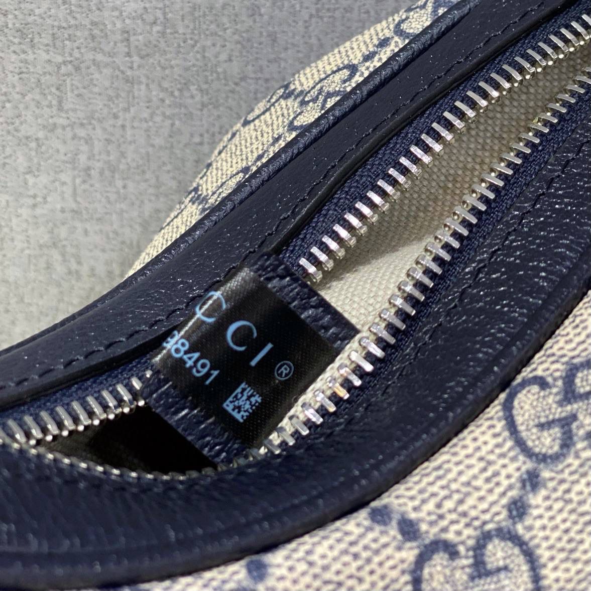 ▪大货实拍 𝗚𝘂𝗰𝗰𝗶 𝗔𝘁𝘁𝗮𝗰𝗵𝗲新品系列 型号：699409 尺寸：23*22*5cm