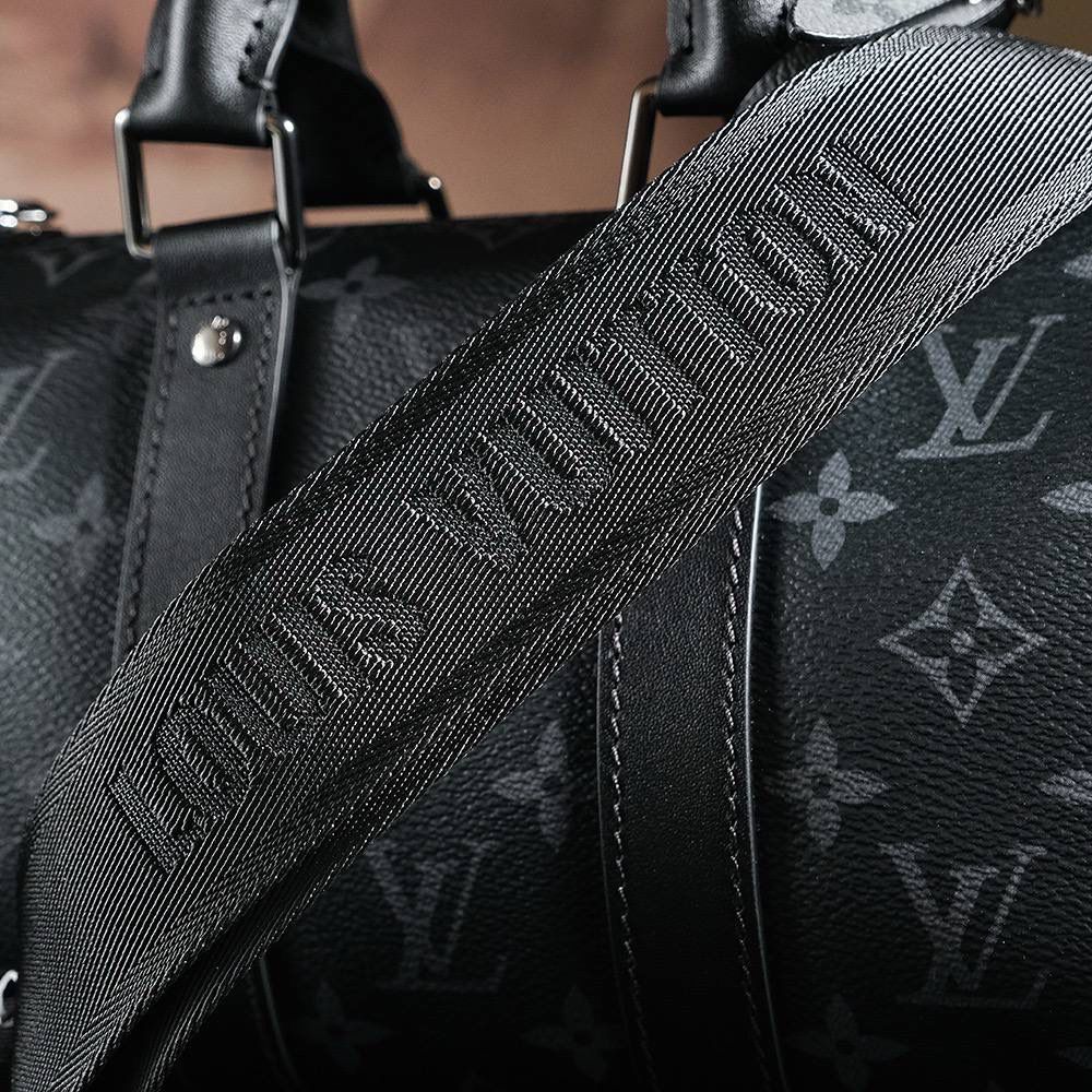 𝐊𝐞𝐞𝐩𝐚𝐥𝐥 𝐂𝐢𝐭𝐲𝟐𝟓 👜✨ ▪️尺寸：25*15*11cm▪️ 𝕂𝕖𝕖𝕡𝕒𝕝𝕝系列一直是潮男们的最爱， 同时也是潮男们日常使用最高频率的包包🔥 尤其是黑老花色，低调又帅气十足， 男女皆可，小巧又能装，凹造型神器！ 容纳量满足于日常使用，兼顾实用和美观，简直妥妥的无死角的设计，又酷又飒的颜值！