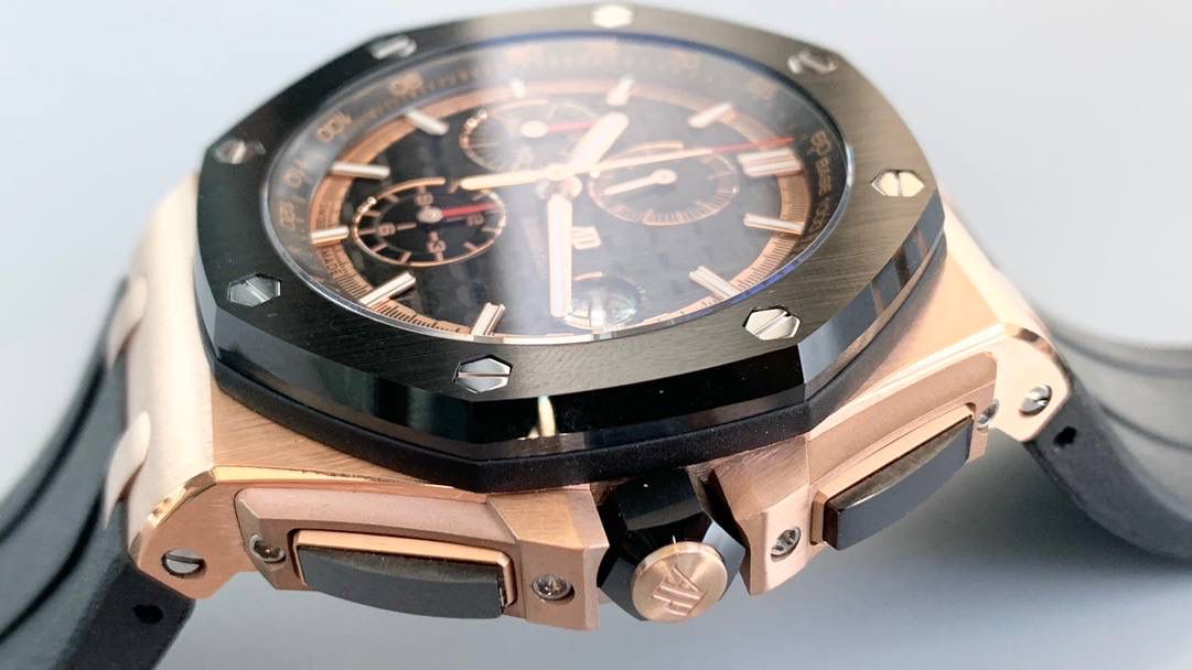 爱彼皇家橡树离岸型🔥💯横空出世。引用全新的彩色陶瓷锻造技术，表壳与圈口的选料，不惜重本使用日本进口的氧化锆，无需任何颜料，以超高的压力与超高的温度锻造，形成超高密度的彩色陶瓷，再经过百里挑一，确保每一个成品都与原版毫无色差！CNC级别的打磨，将整一个表壳的边边角角完美处理，即使陶瓷，也做到毫不割手。圈口的拉丝，经过顶级的打磨技术，做到每一丝每一线都毫无断续，每一颗六角螺丝都与表框处在同一平面，拒绝一丝一毫的凸显与凹陷，诠释了何为顶级的复刻工艺！