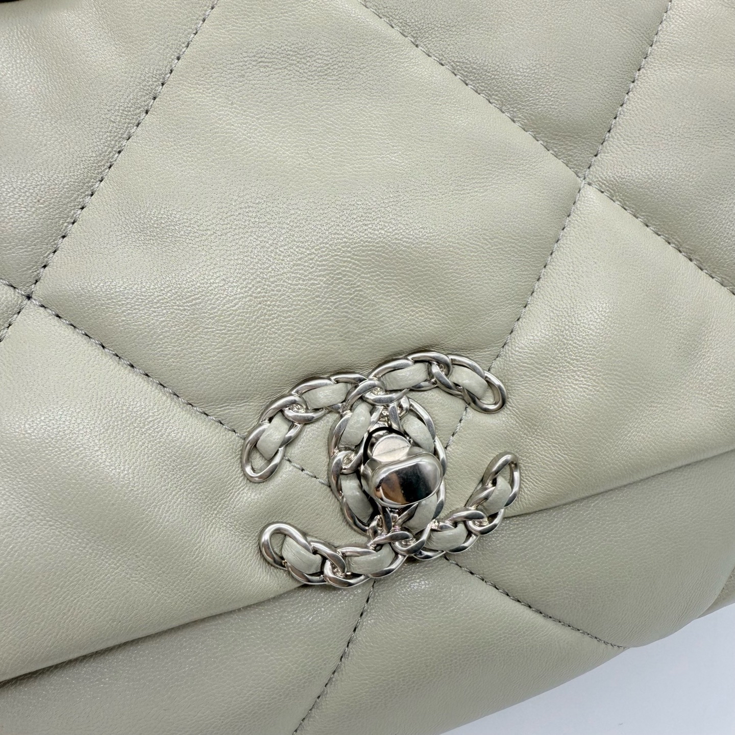 Pre-Owned CHANEL 19 / Product Code: 081421
