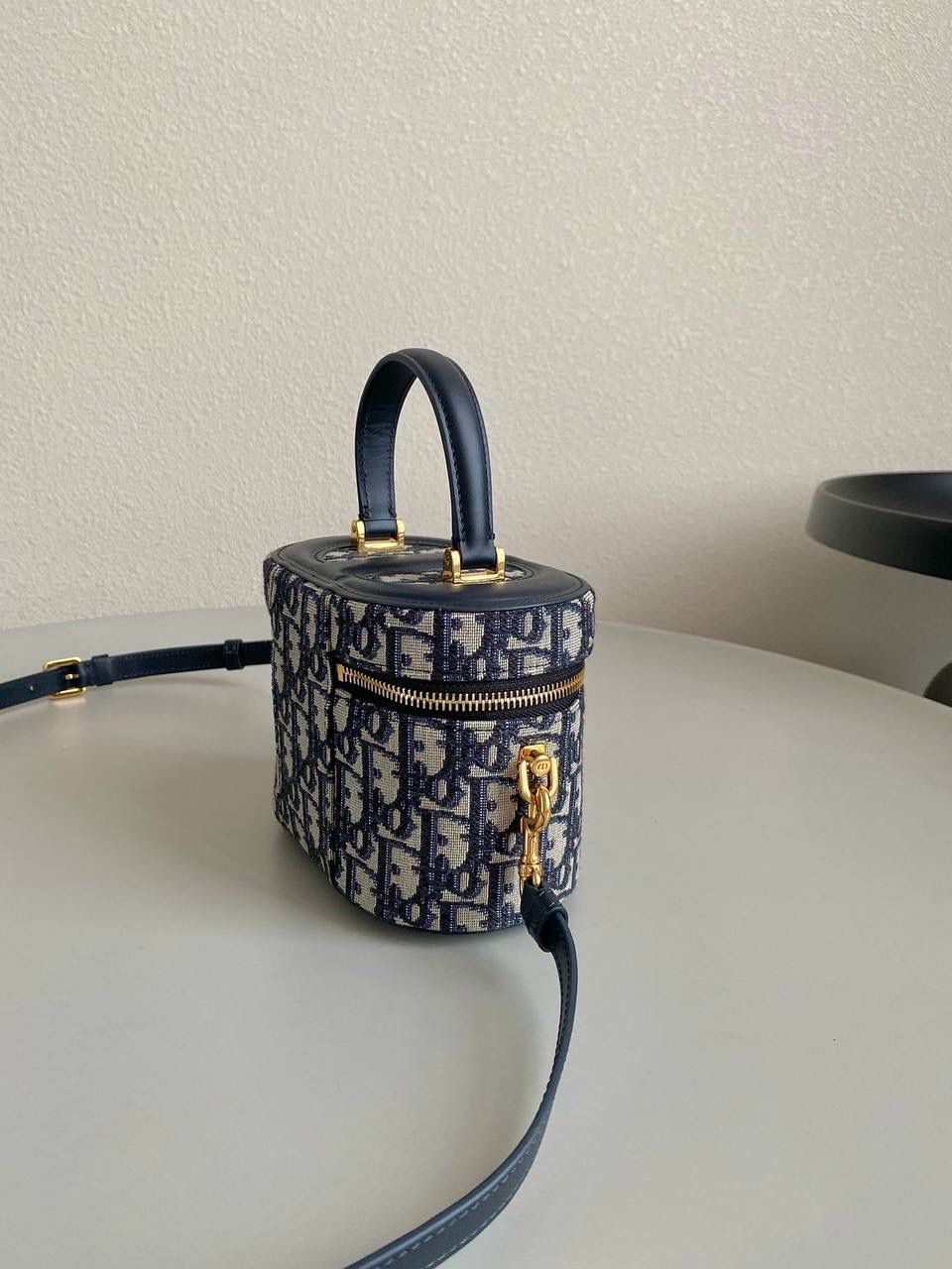 🈶老花蓝小号 𝗗𝗜𝗢𝗥 𝗦𝗶𝗴𝗻𝗮𝘁𝘂𝗿𝗲 𝗩𝗮𝗻𝗶𝘁𝘆 化妆盒 全新系列一出直接萌翻天，很难不火 通常在金属包扣或链条装饰的CD字母 这次当了回主角，直接放大像极了猪鼻子 压印浮雕质感和字母的立体弧度，好高级 成了包身上一眼就能看到的重点元素 手提手柄系个小丝巾，简直不要太可爱 拆卸可调节肩带日常随意搭配出街 小巧不臃肿，都去冲 16×11×9.5cm，#8101m