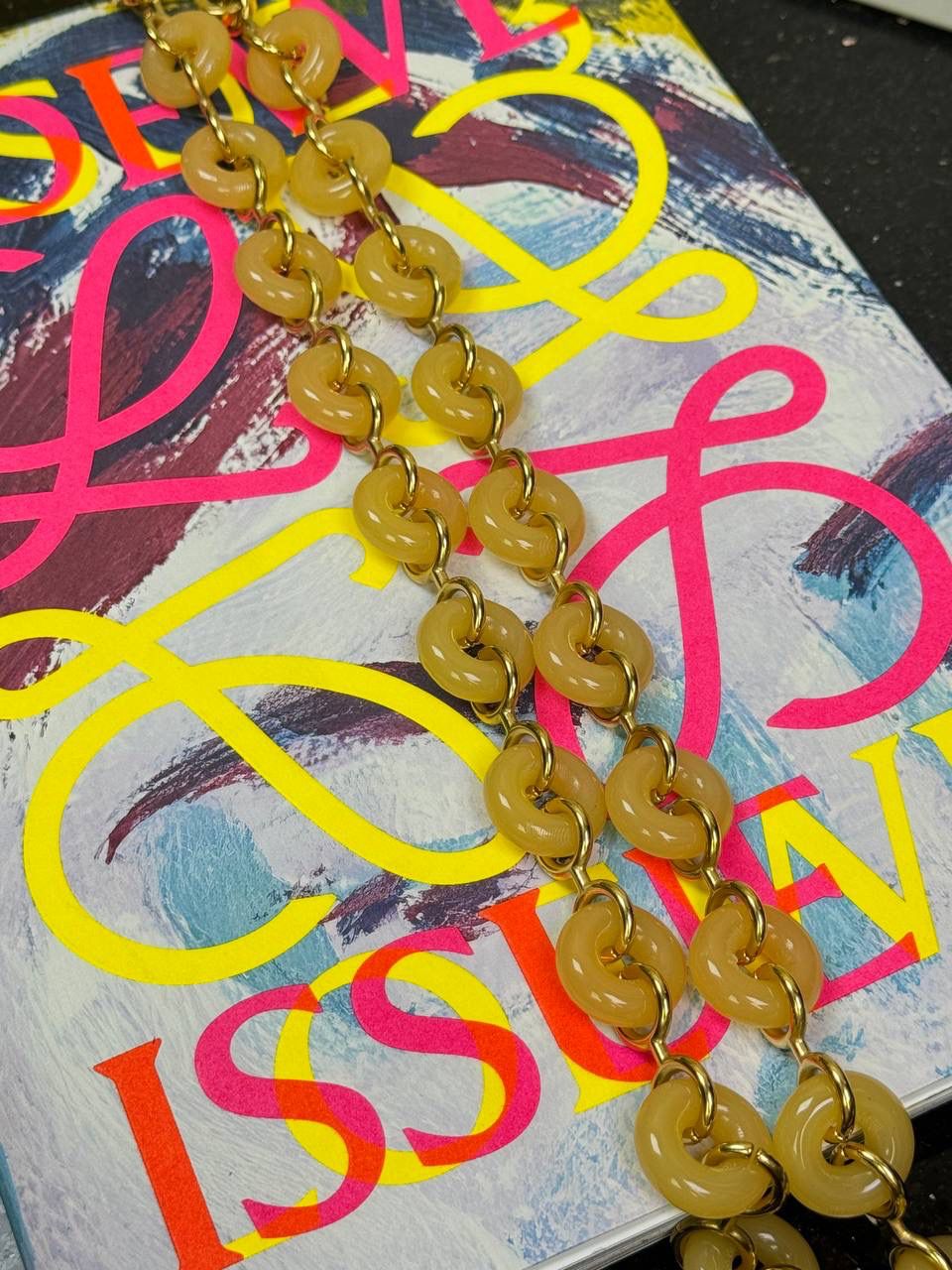 玉饰⛓️链条肩带（黄色） 尺寸：68×1.6×0.5cm 编码：182323 秀场甜甜圈链条同系肩带，进一步突出了手袋的造型高，引入了鲜明活泼的精神态度😉。