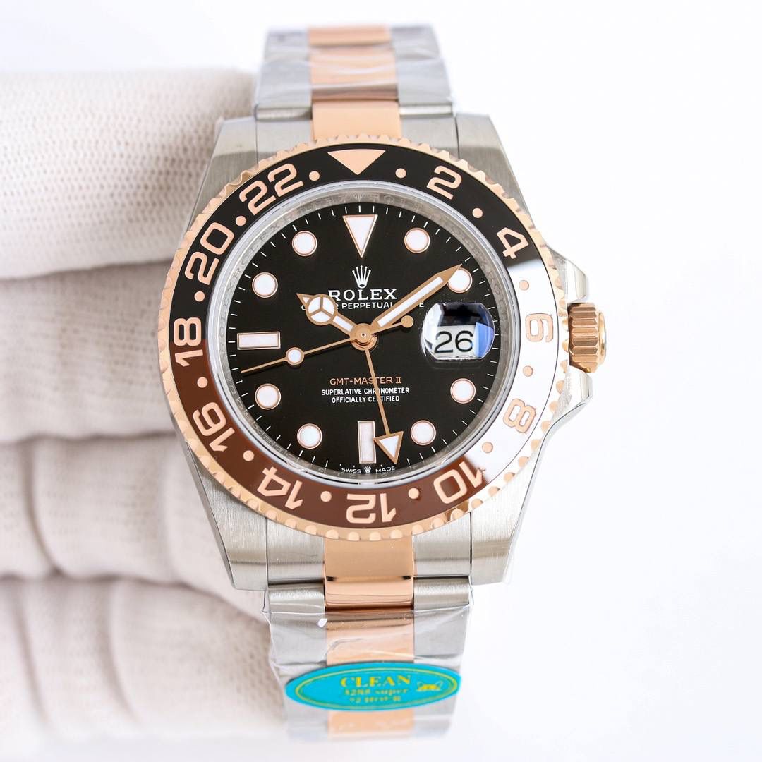 C厂 劳力士 ROLEX 超级复刻火爆来袭格林尼治ll🎮 EA1 1、机芯3186/3285采用是一体机芯蓝游丝和原版同样通过调试时针快跳调整日历的功能瞬跳，和原版一样的GMT双时区表针在底部时针上面的第二层，由下到上的顺序为：时针-双时区针-分钟-秒钟。 2、指针；升级电镀白金在任何角度都可以看见其光泽感 采用特殊针尖工艺 确保与原装一致夜光粉选用瑞士进口蓝绿夜光填充完美还原夜光效果 🎮 3、表盘；原装开模 立体印刷 电镀白金 中心轴下沉 日历下沉 字体大小与颜色同原装完全一致包括条丁四角的打磨 12字位火山口打磨都做到了高度一致 4、圈口；此款表的灵魂所在 也是本厂花费大量时间与精力的地方 每一次的烧制都是一次进步 本厂圈口一体成型高精密陶瓷圈色差也是必须降到最低 深蓝黑圈/红蓝圈/黑圈/真陶瓷均为白金填充，其颜色目前是最接近原装的 5、日历；新版劳力士日历采用新款勾4，本厂加以借鉴避开市场众多错误版本，日历的字体印刷相当清晰立体，放大十倍依旧清晰立体 无锯齿 6、表壳表带；选用904号钢材铸胚，在反复手工打磨成型，904钢密度小 耐腐蚀性强 防刮耐磨等优点🥰🔥