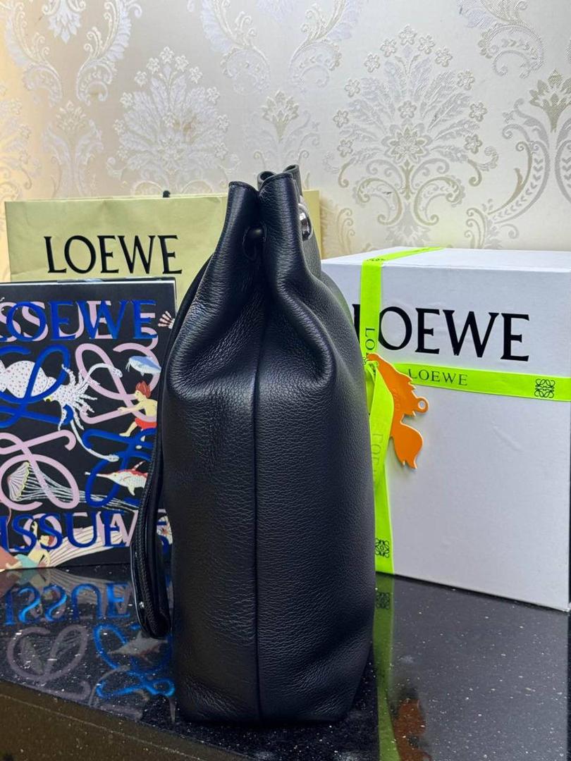 🎈（全钢）新款𝗣𝗲𝗯𝗯𝗹𝗲 𝗛𝗼𝗯𝗼大号 ——【黑色到货💕】 尺寸：𝟮𝟳.𝟱-𝟭𝟭.𝟱-𝟰𝟬𝗰𝗺 编码：652408 【该尺寸配防尘袋】 👉🏻采用进口纳帕小牛皮材质•包包手感超级舒服柔软•自重超轻。 👉🏻正面装饰两颗闪亮的𝗽𝗲𝗯𝗯𝗹𝗲配饰•精致可爱时髦•可调节肩带•腋下单肩斜跨皆🉑。 容量超大•内置拉链插袋•可放置各种证件等小物件•超级实用。