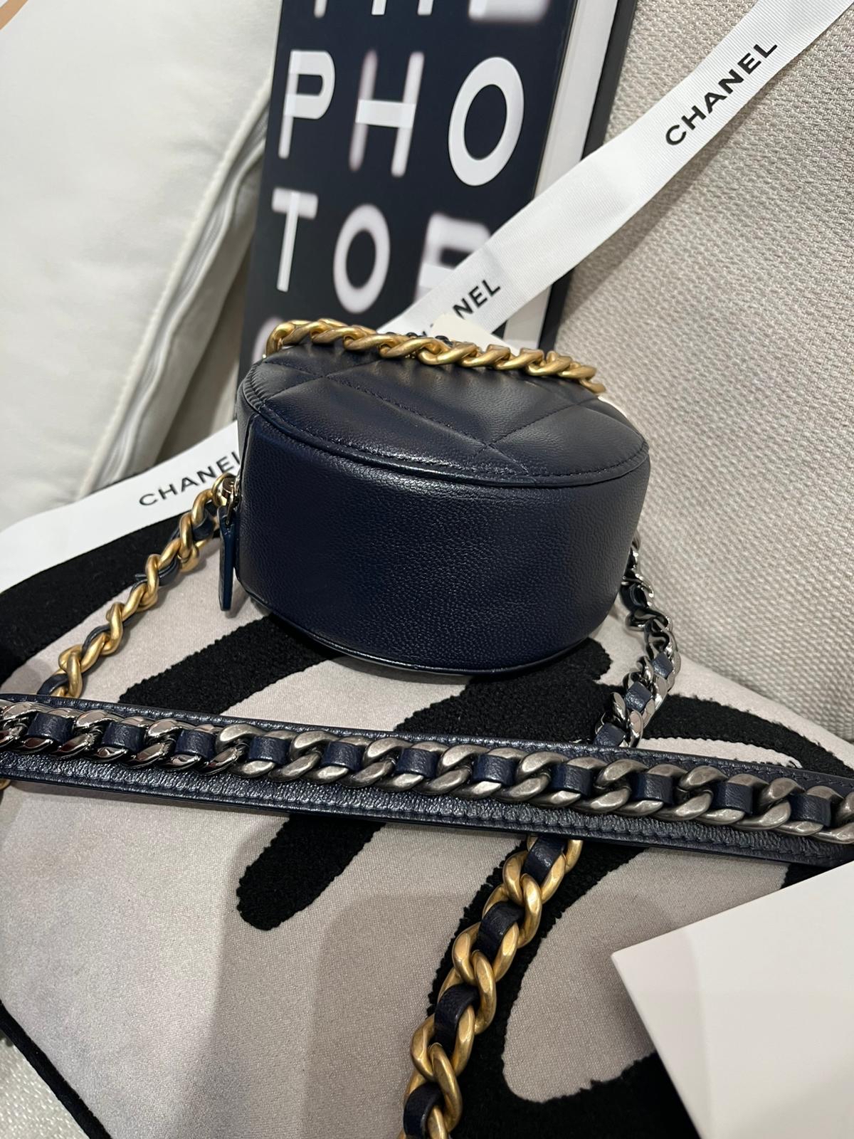 Chanel 19 Round Clutch WITH CHAIN AP0945 SHOULDER BAG 100%Authentic, 98%new ✅專門店收據✅29卡✅塵袋✅box