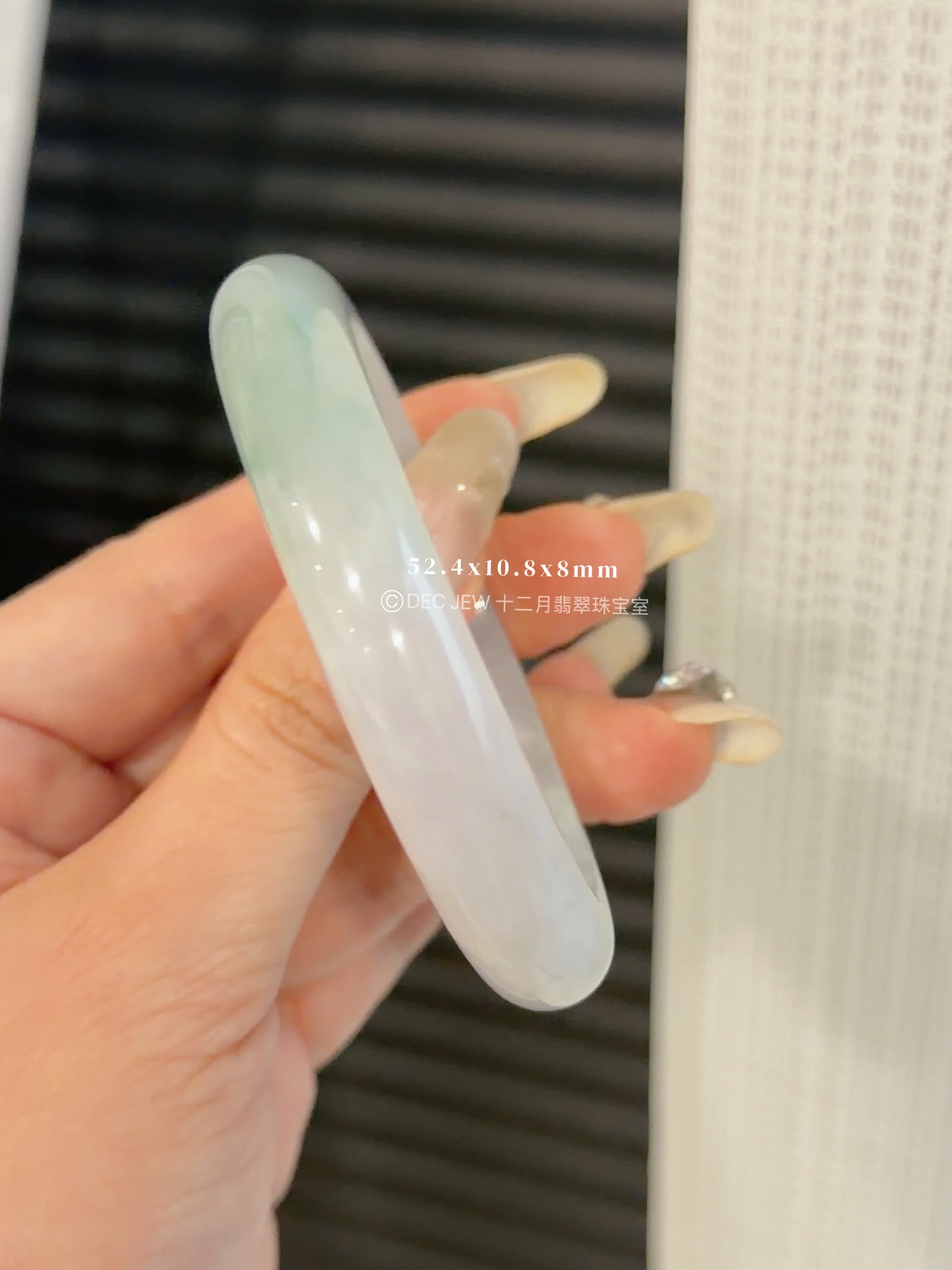 ✨马来西亚现货 · 手镯现货发售 ✨ 🟢 52正圈木那雪花棉翡翠手镯📏 手镯尺寸 • 圈口：52.4mm • 宽度：10.8mm • 厚度：8mm 📄 附证书 每只手镯均附专业鉴定证书，安心选购 ✔️ 🕊 鉴赏期 支持鉴赏期，购买更放心 🌍 全球配送 马来西亚现货，支持全球邮寄 ✈️ 📩 欢迎私讯咨询 / DM 查看细节与实#马来西亚翡翠 #怡保 #吉隆坡 #新山 #新加坡