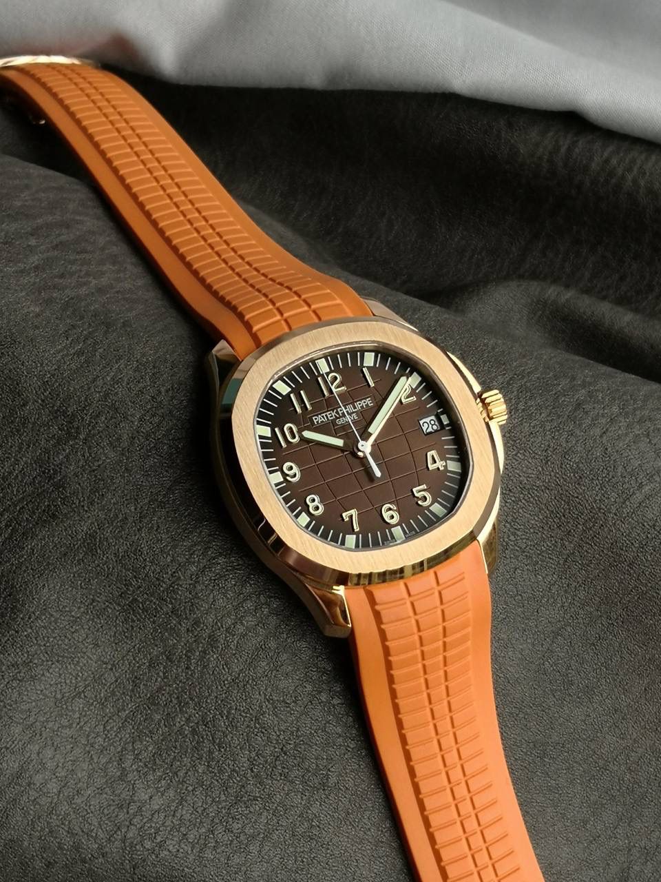 🌐百达翡丽AQUANAUT系列5167R-001腕表，红金表壳搭配橙色天然橡胶表带，深棕色表盘，搭载Cal.324 S C型自动机械机芯（编码26-330），40毫米。🌐