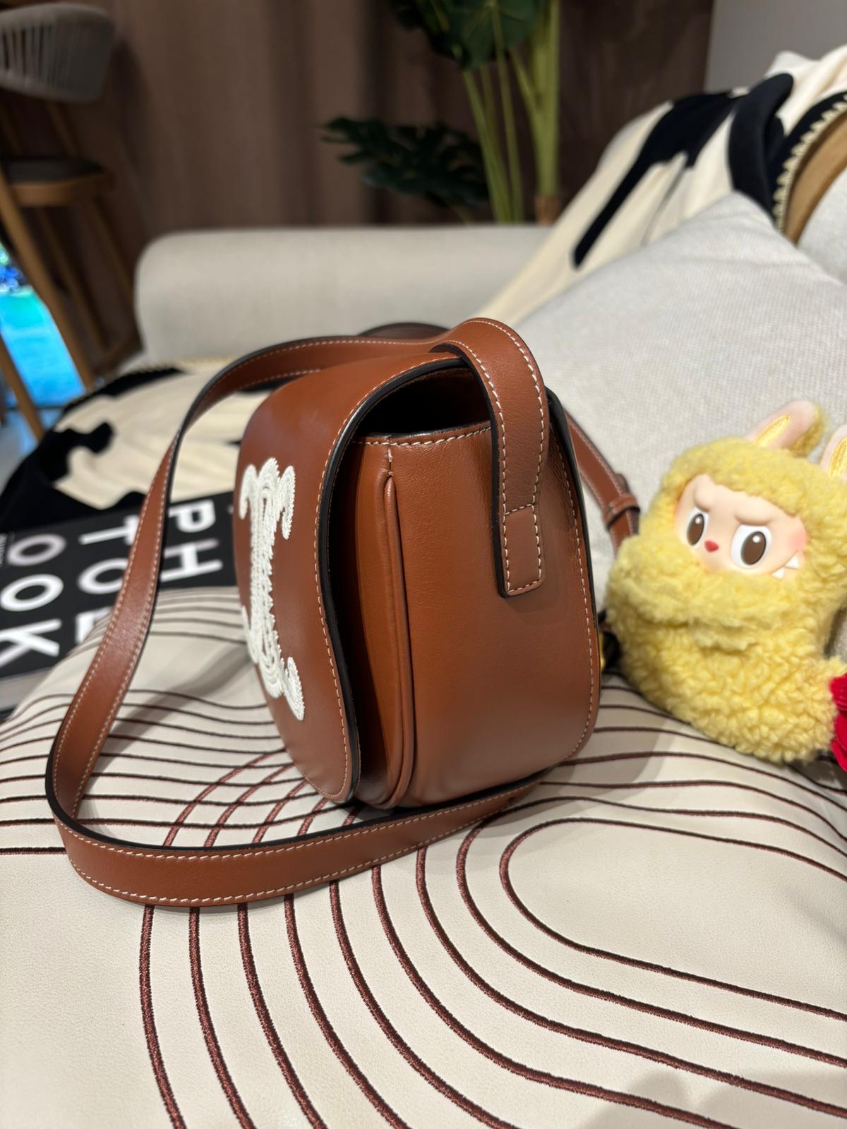 Celine Folco Cuir Triomphe 刺繡凱旋門logo 光滑牛皮革馬鞍包100%Authentic,98%new ✅dust bag ✅booklet   