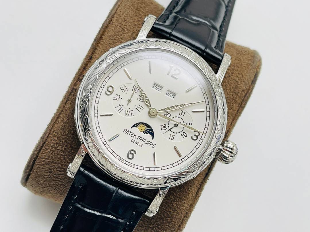 经典再续 百达翡丽古典表系列——5296-001．铂金V4升级版🤩😍细节方面： 1⃣️全新904L打造整体壳套，完善表壳细节，提升打磨质量，独家还原出正品的完美比例和特有质感。日历窗口改大小与正品一致，而非普通正常窗口！ 2⃣️刻度，指针采用最新的贵金属电镀技术加持，效果更佳出彩！ 3⃣️“锅盖型”微凸蓝宝表镜，版型与正品一致，效果通透，辨时清晰。 4⃣️【引领一体机时代】采用定制版Cal.9015改324机芯，超薄稳定性强！ 5⃣️【表带】经典意大利小牛皮表带，纹路清晰，质感上乘。针式表扣打磨齐整光亮，通用原装无压力。