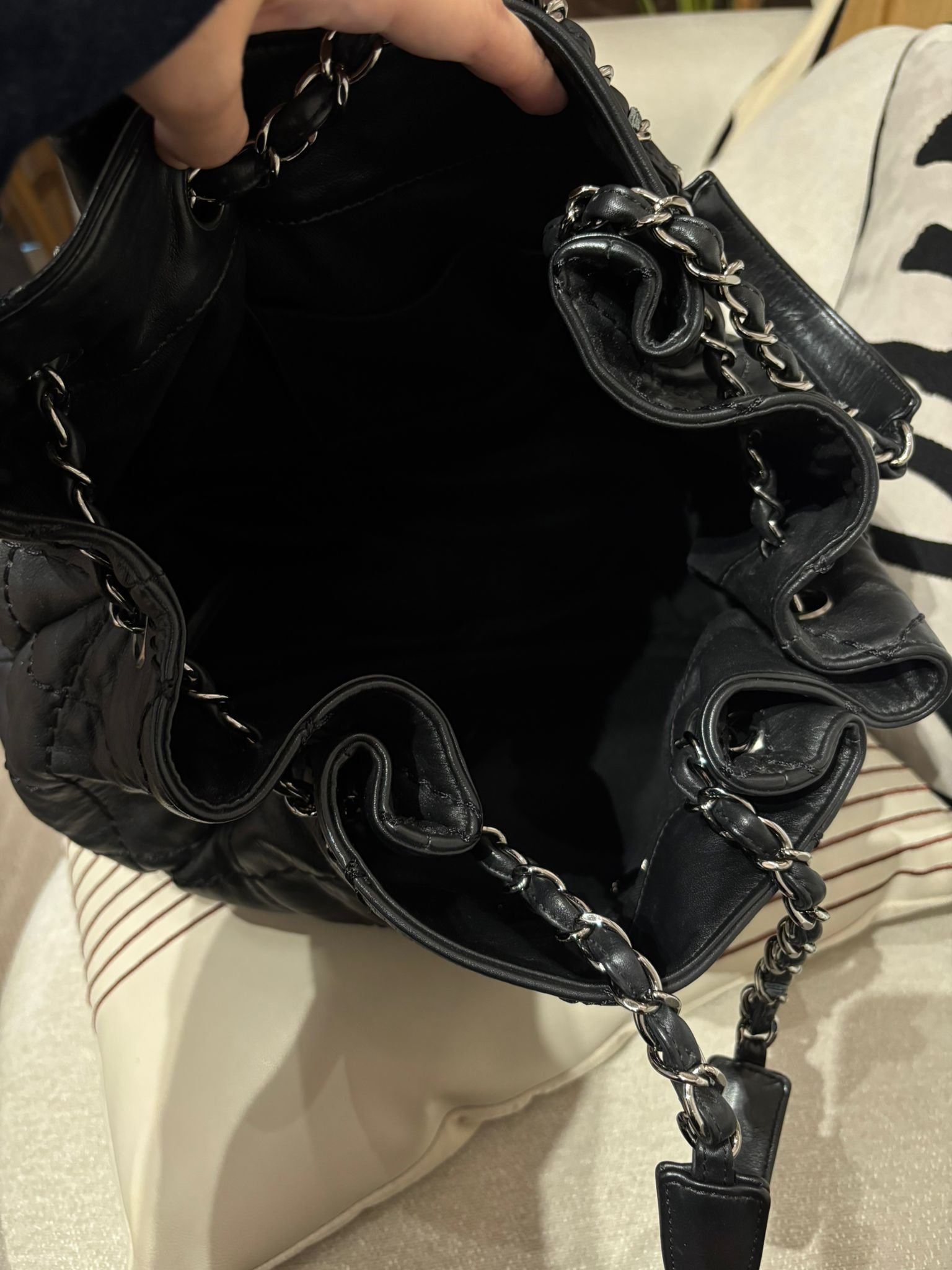 Chanel Shoulder Bag 黑色牛皮銀扣100%Authentic, 98%New ✅11Card ✅Dust bag
