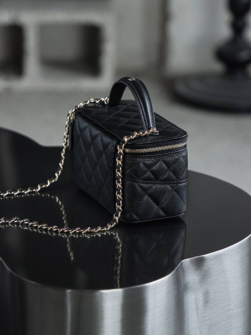 25C化妝盒子包鑒定版👜 一包一碼 支持全球鑒定查驗身份證原廠專G 三隻羊皮料過關清單資料可査詢 化妝盒子包是眾多時尚達人心尖，25C化妝包經典的盒子造型，方正中不失圓潤，線條簡潔流暢！ 包身腰線的設計，恰似畫龍點睛之筆，不經意間流露出的精緻細節，讓人一見傾心！ 五金：厚鍍14K淡金扣 皮料：三隻羊小球紋牛皮 尺寸：9.5*17*8cm