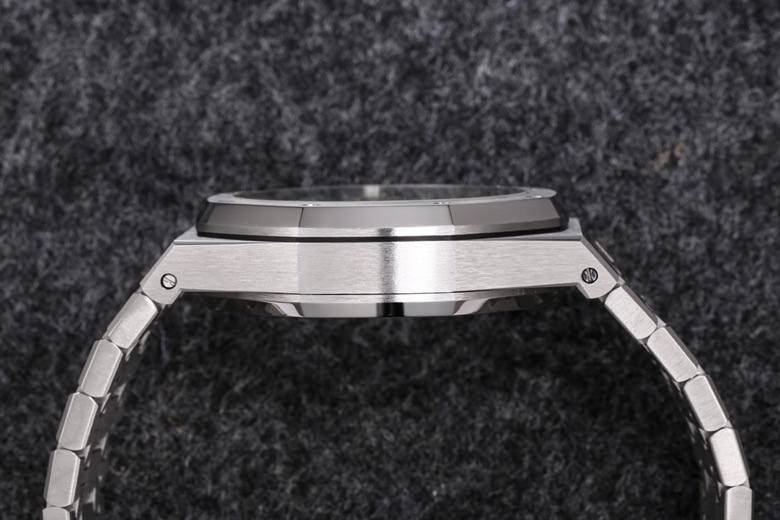 最新推出 2022 年爱彼皇家橡树自动上链陀飞轮腕表🚀🚀 腕表搭载爱彼新一代自产 Cal.2950 机芯，将浮动式陀飞轮与中央自动摆陀结合，兼顾复杂工艺与日常佩戴实用性。 41mm 表壳、12.5mm 厚度，尺寸刚刚好。经典 “Tapisserie” 格纹面盘改为以 6 点位陀飞轮为中心向外放射的新设计，视觉更有冲击力。 过去运动表偏实用，但现在高端玩家更在意“好看又够复杂”。这款皇家橡树自动陀飞轮，不只有陀飞轮的看点，还有自动上链的方便性，在运动表里算是少见的高阶配置，一亮相就成功吸引不少收藏家目光。