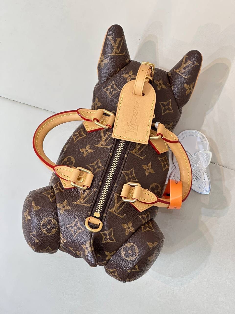 LV法斗包👜✨ 今天约个不一样的包背背吧！ LV25男士早春新款——PoochBag狗狗包 这一季的配色那叫一个洋气，最出圈的就是王鹤棣拿的这支PoochBag，惟妙惟肖的小狗包包，这个设计太🉑了，不管是爱包人士，还是喜欢收集公仔的，都会喜欢，往怀里一抱，时髦又洋气，俏皮又酷酷的，妥妥的凹造型神器😍 尺寸：28 x 19 x 18 厘米
