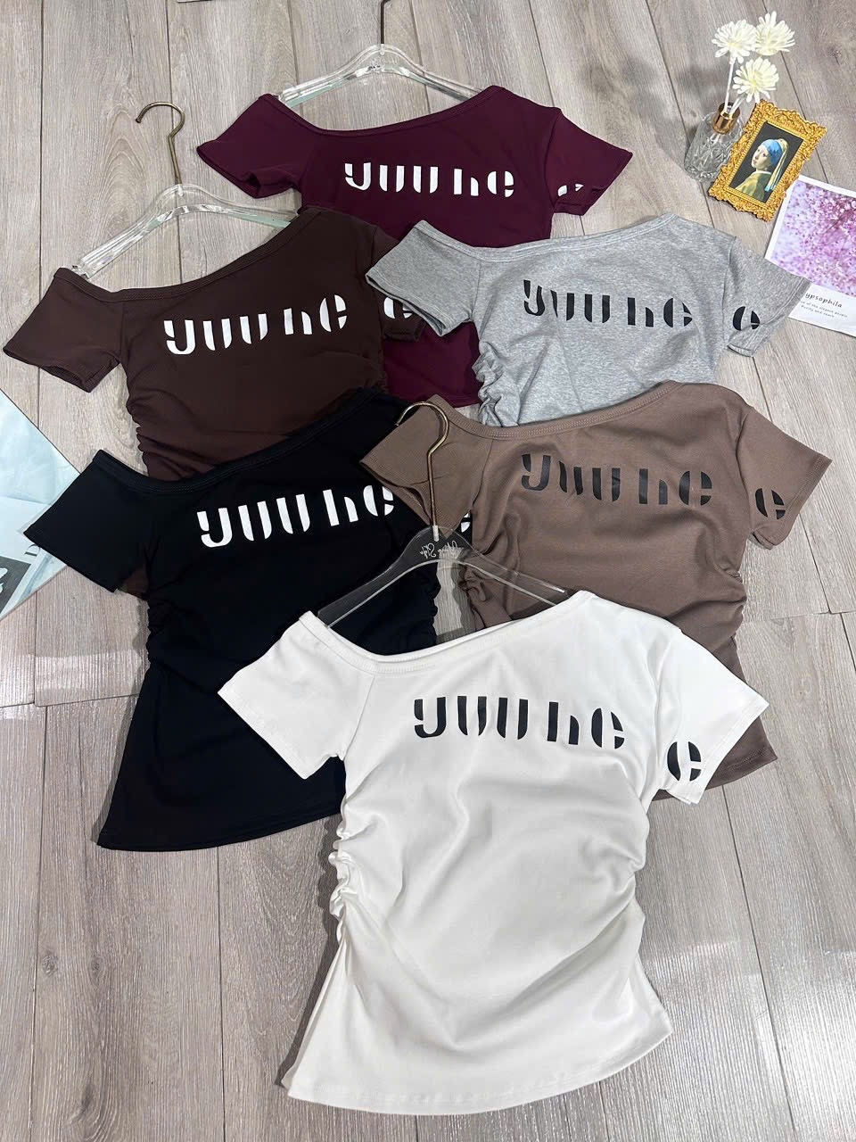 「Young」露肩T卹