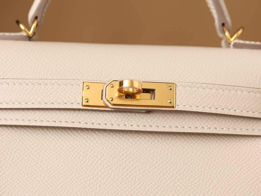 HERMES 爱马仕 Mini Kelly 二代 👜✨ Mini Kelly 二代 奶昔白金扣 高清实拍图 尺寸：19*12*6cm Hermès爱马仕是世界著名的奢侈品品牌，1837年由Thierry Hermès创立于法国巴黎。爱马仕早年以制造高级马具起家，迄今已有180年的悠久历史。 其整个品牌从整体到细节以及专卖店，都弥漫着浓郁的以马文化为中心的深厚底蕴🎀