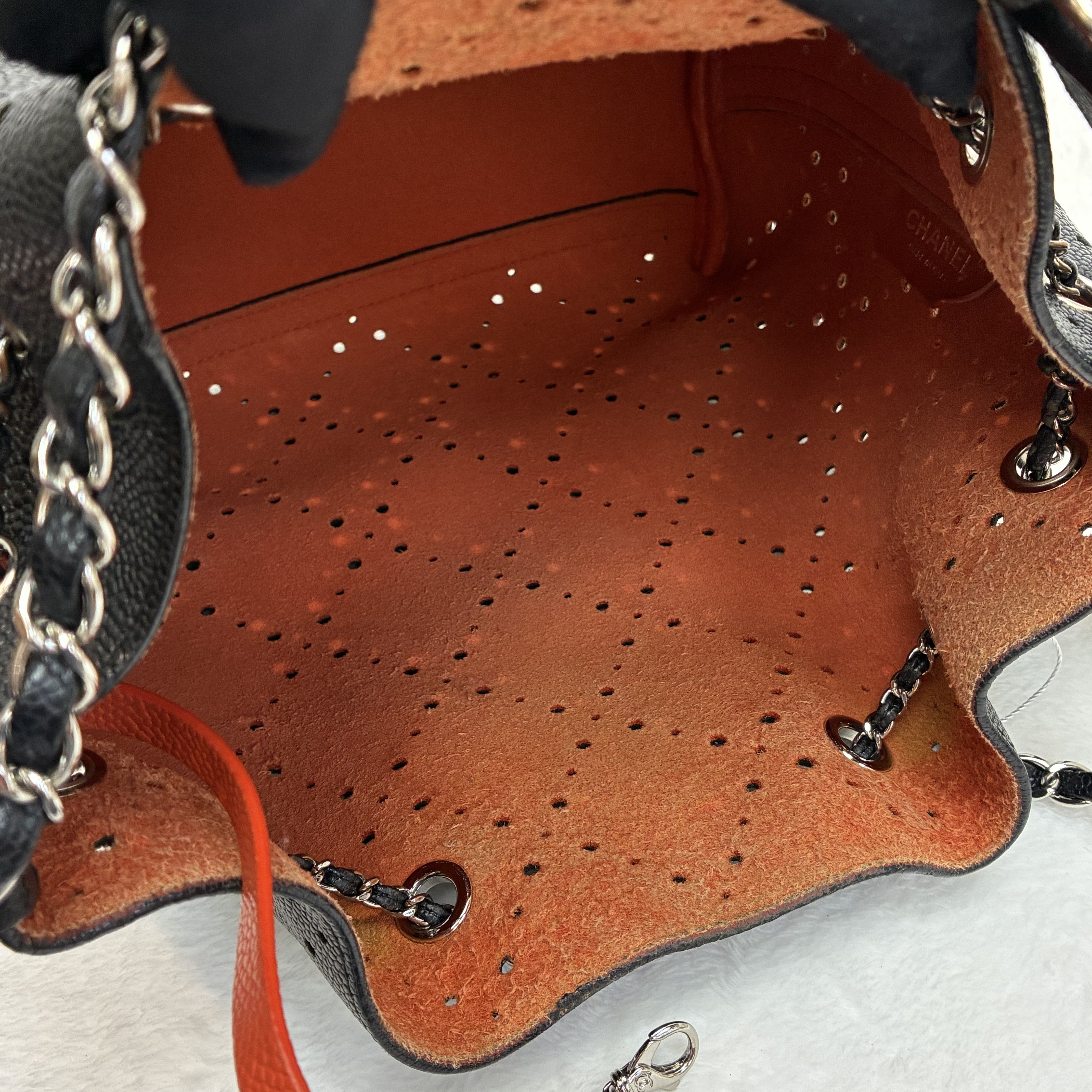 Chanel CC Drawstring Bucket Bag Perforated Caviar 黑色穿孔魚子醬皮革抽繩水桶包