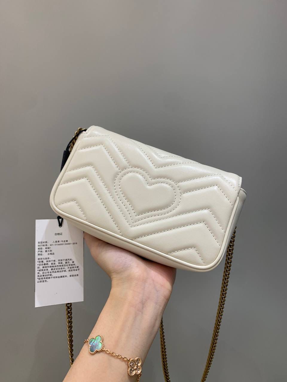 新背景实拍正品级 。经典款白色16.5cm‼️ 黑色销量第一的话那白色绝对稳居榜单第二、夏天超级热卖，基本人手一个，奶白奶白的颜色，简单干净舒服，皮质五金都是最好级别的，恰到好处的复古调调，很有质感‼️ 型号476433；尺寸16.5/10/4cm