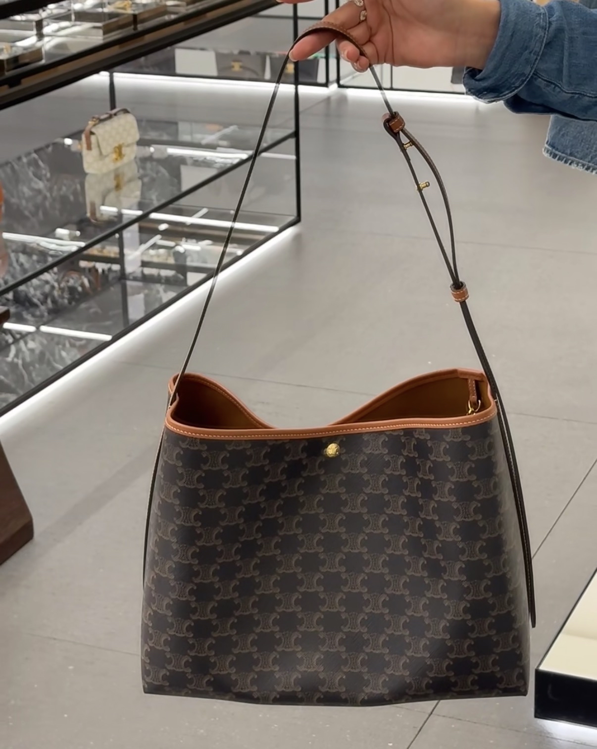 精選貨品優惠✨訂貨🍒Celine shopper bag  Size 32.5x24.5x14cm 容量超高‼️放到電腦，仲附送pouch 肩帶可較長短，側孭或斜孭都得~