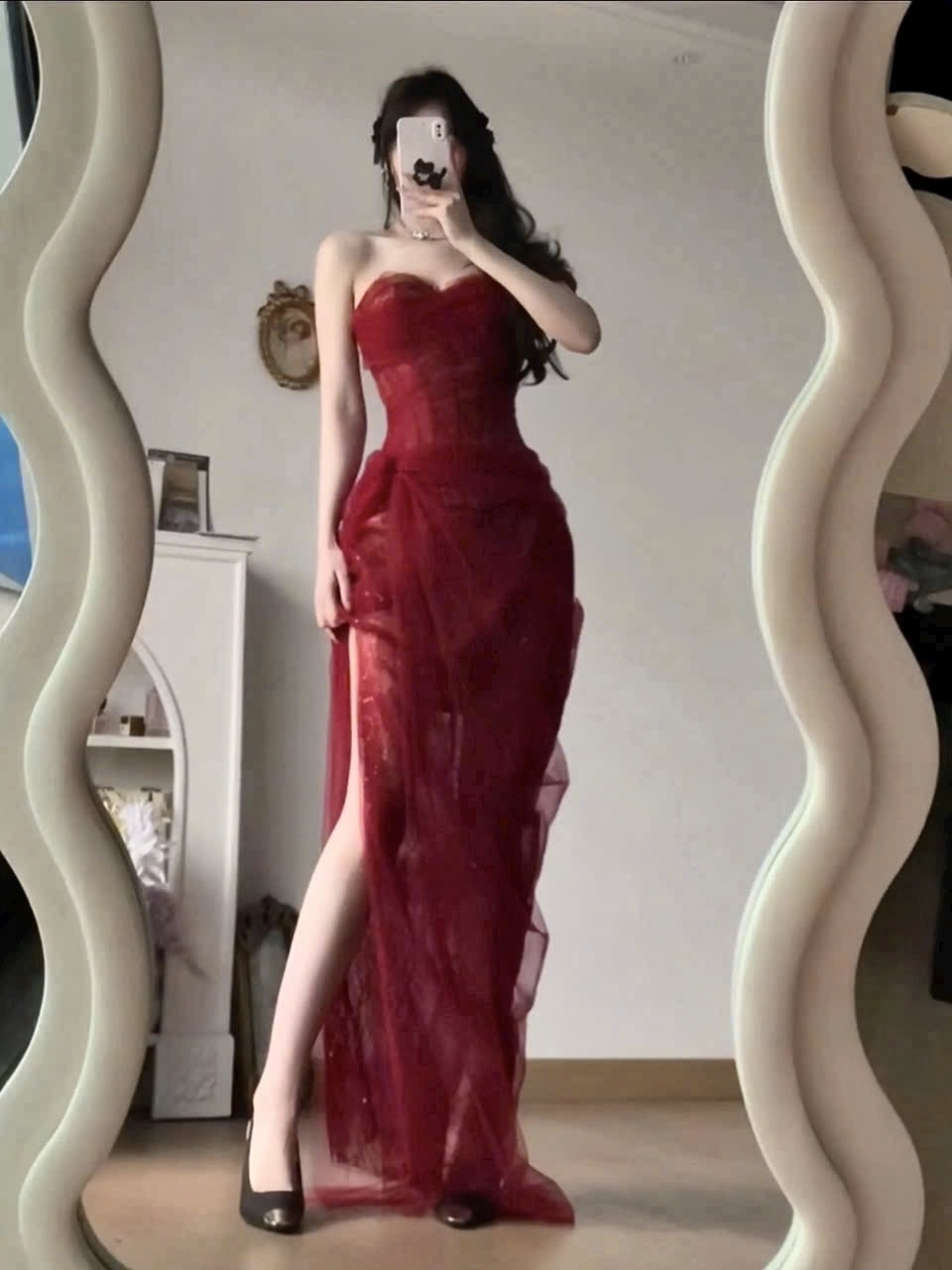 優雅的紅色無肩帶連身裙