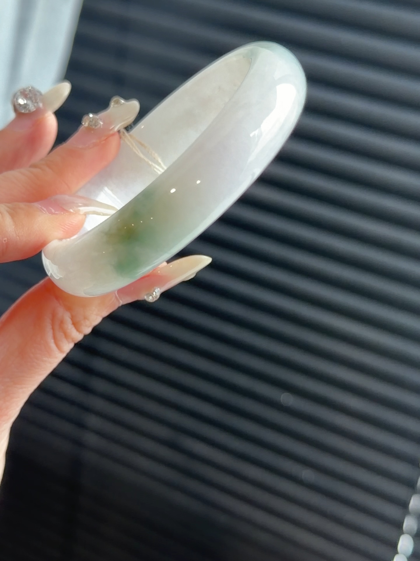 ✨ 马来西亚现货 ✨精品手镯 · 实物更美💗 54圈口粉冰飘花翡翠手镯，种水通透，透着几抹淡淡的粉色，飘花也灵动，很有灵气的一支手镯💎 尺寸圈口：  54 mm ｜ 宽度：13 mm ｜ 厚度：7 mm📄 附权威证书🕊 支持鉴赏期🌍 全球配送喜欢的宝宝欢迎 DM 💌先到先得，不留#马来西亚翡翠 #怡保 #吉隆坡 #新山 #新加坡