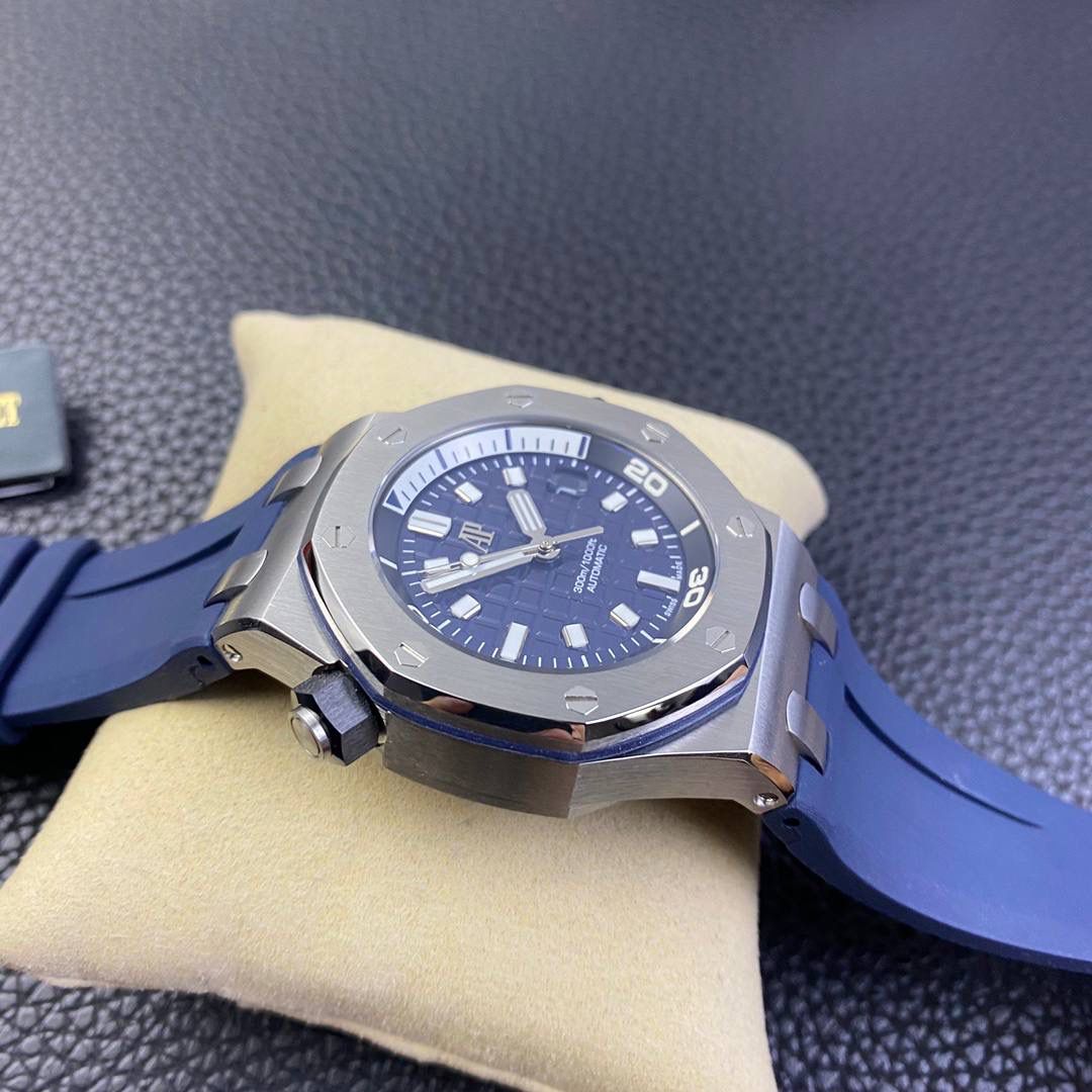 新款亮相 爱彼潜水表——新款爱彼15720！腕表尺寸42mmX14.2！ 1:表壳采用精钢表壳，搭配防眩光处理蓝宝石水晶玻璃表镜和表底，黑色陶瓷旋入式表冠，全部数据材质采用正品扫描对标。 2:机芯采用9015改全新的Calibre 4308自动上链机芯，走时稳定，无售后忧虑 3:独家最强机芯夹板打磨，更加立体。全新特调陀片颜色 4:最人性化的活动头粒缓冲，确保吻合正品 5:表盘镌刻“Méga Tapisserie”超大格纹装饰，搭配荧光立体时标和皇家橡树指针，黑色旋转内表圈搭配米色0至15分钟区域 6:采用进口夜光填充，最持久的夜光和最齐的内应刻度 7:原装一致倍数放大镜日历窗口，超强通透性 8:表带采用最新款开模的进口橡胶带，无论纹路颗粒还是质量全部吻合正品，质感更高级。 功能走时精准稳定！