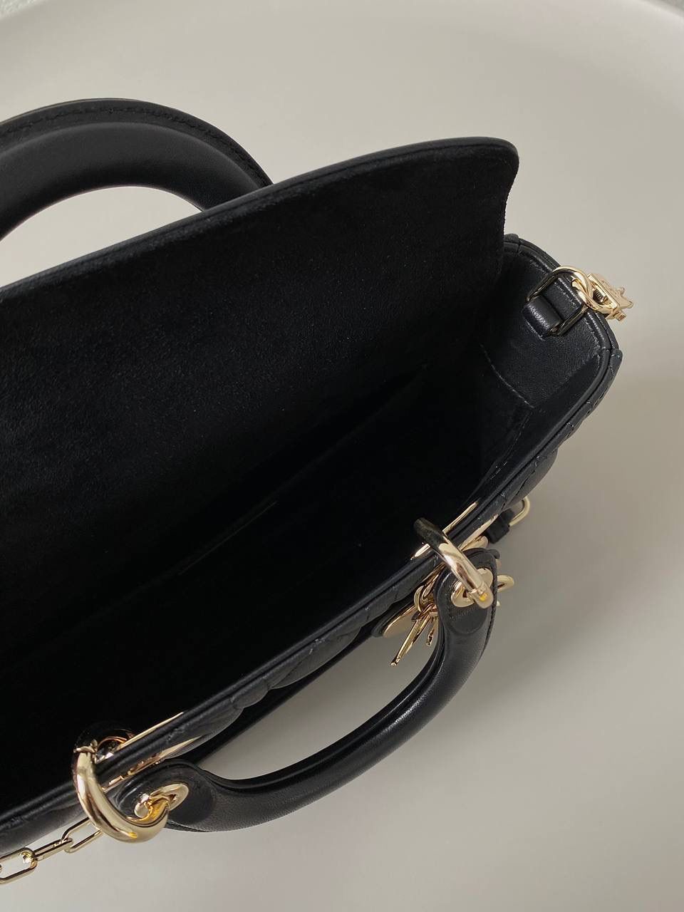 黑色🖤 𝗗𝗶𝗼𝗿 𝗗-𝗝𝗼𝘆 𝗯𝗮𝗴羊皮 时尚果然就是轮回，回归了一把中古戴妃 长方包形，短链条➕细长肩带直接封神！！ 复古时髦感超强，真是什么场合都可以把住 绝对是lady中的天花板了，强势出圈啦姐妹们❤️‍🔥 中号 - 26 x 13.5 x 5cm 小号 - 22.5 x 12 x 5.5cm